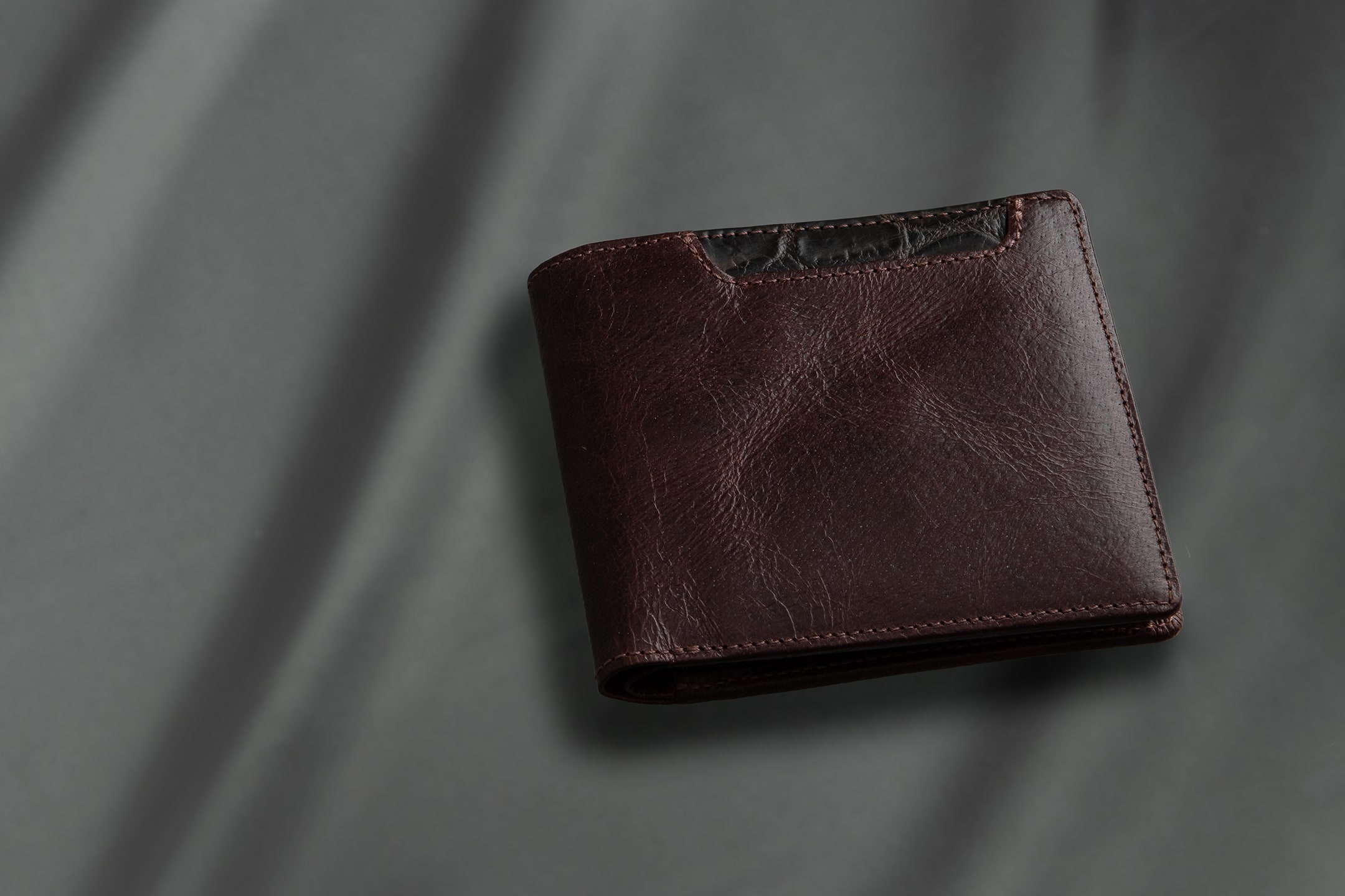 ラセッテー鞣しピッグスキン × クロコダイル 二つ折り財布 by Baggart（バガート）