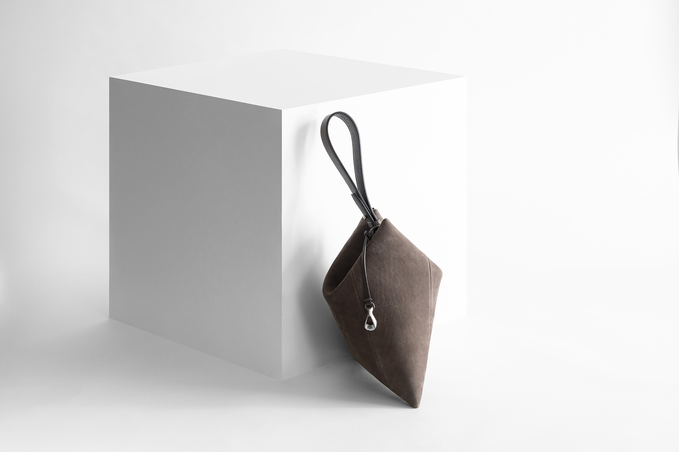 ヌバック トライアングルポーチ“Prism” by ETiAM（エティアム）