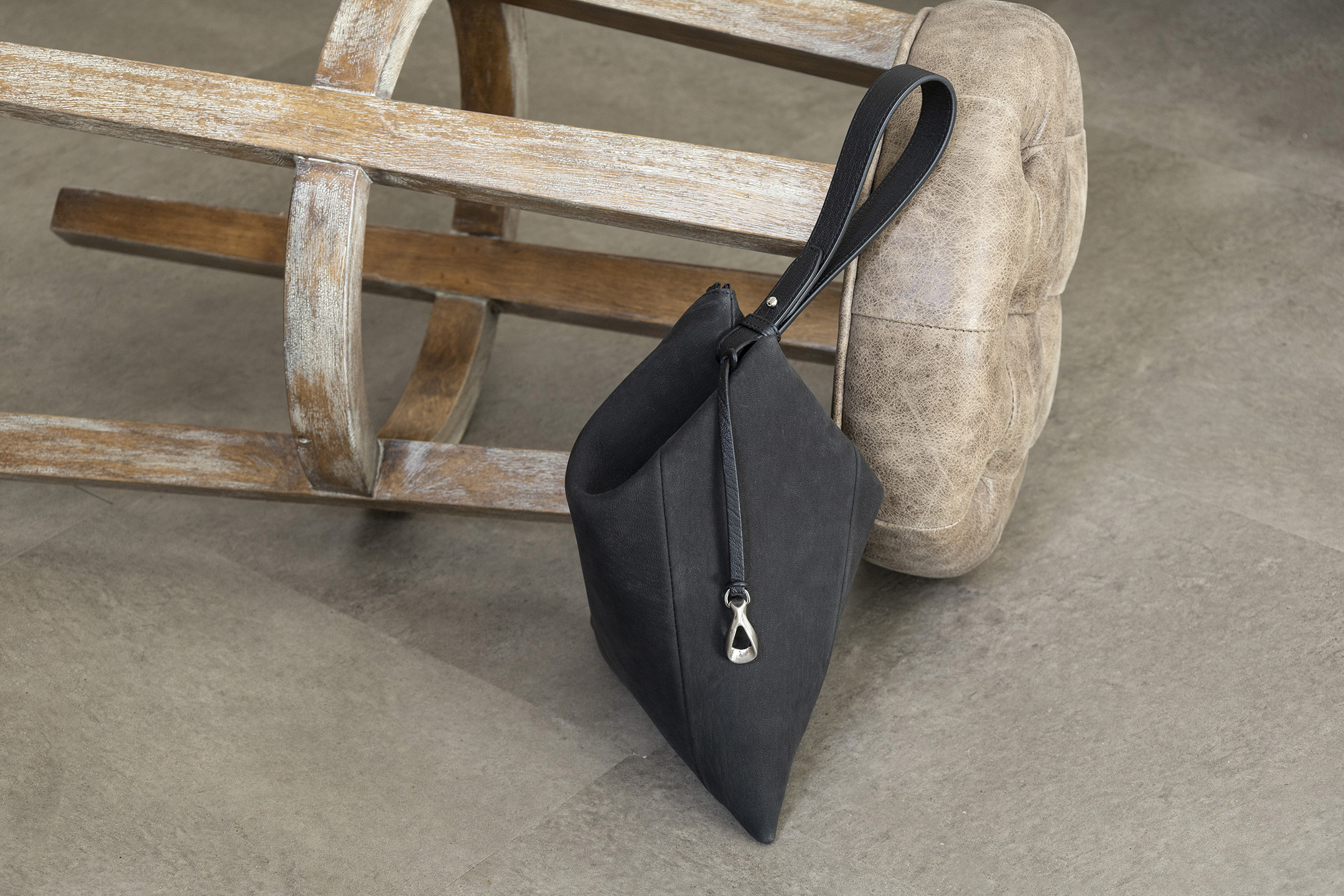 ヌバック トライアングルポーチ“Prism” by ETiAM（エティアム）