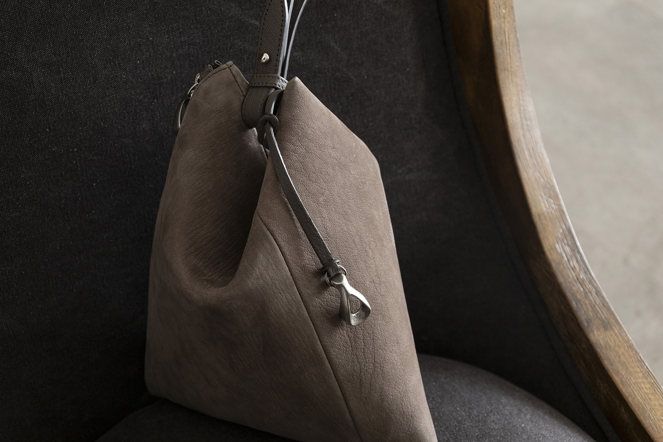 ヌバック トライアングルポーチ“Prism” by ETiAM（エティアム）