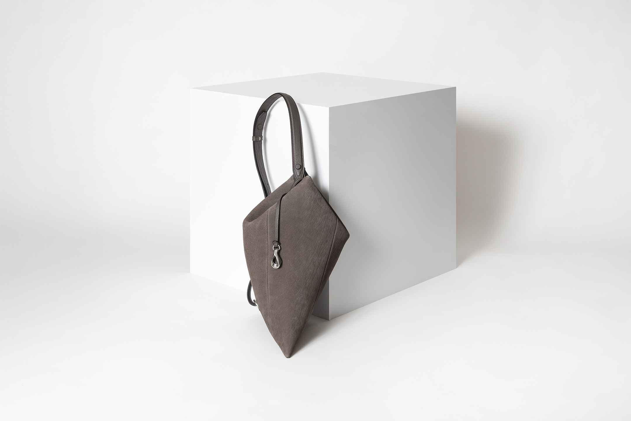 ヌバック トライアングルショルダー“Vertex” by ETiAM（エティアム）