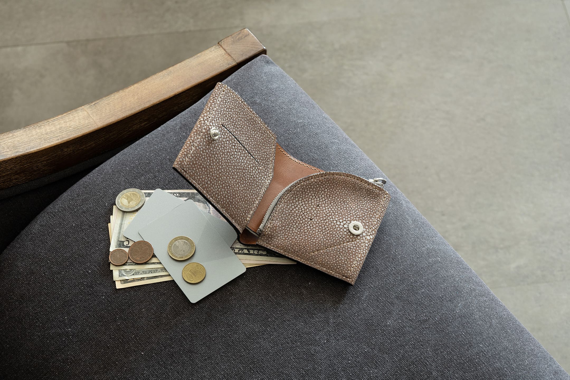 ガルーシャ × ブッテーロ 二つ折り財布 “クアドラード” by IKUMA（イクマ）