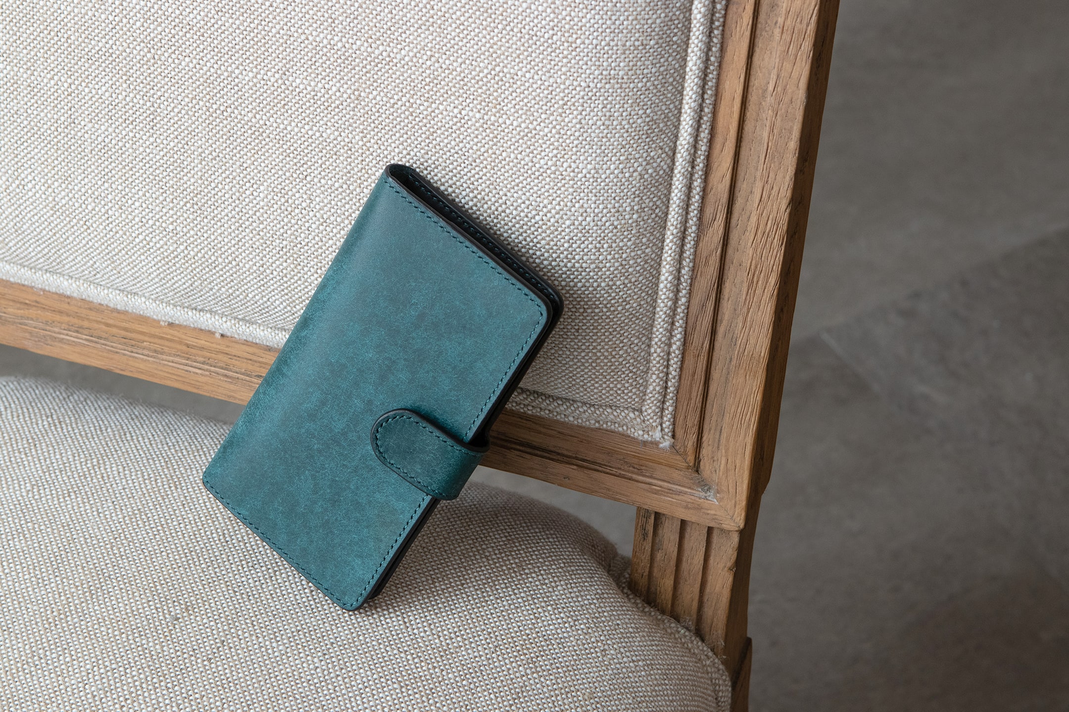 プエブロ リスシオ 手帳型iphoneケース Xs サイズ以下対応 メンズの財布 Iphoneケース など拘りの日本製ブランドなら Mens Leather Store