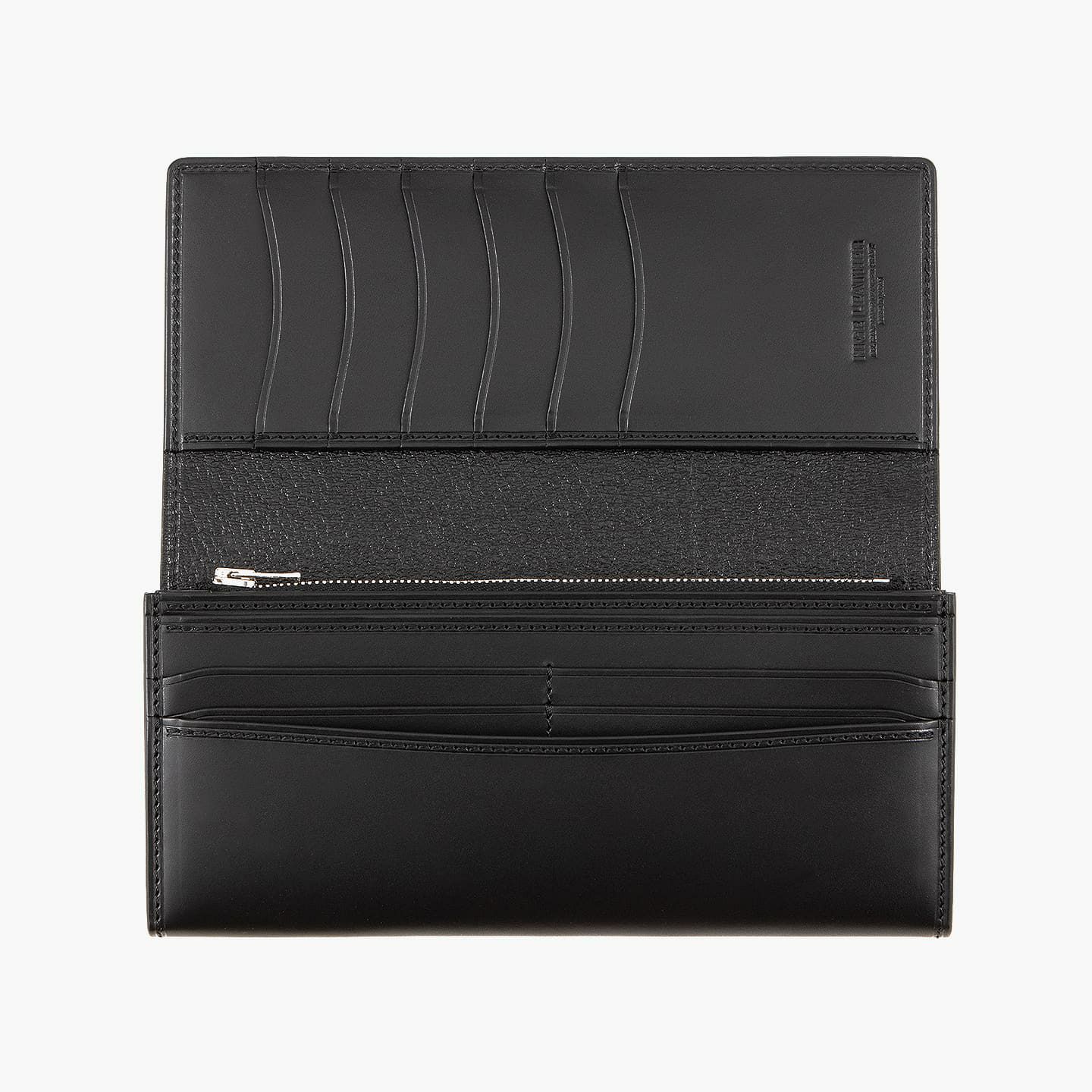 縦方向のカードポケットを6つ備え、使用時に財布を持つ向きを変えることなく、カードの出し入れが可能。カードポケットの背面にも、フリーポケットを装備しています。