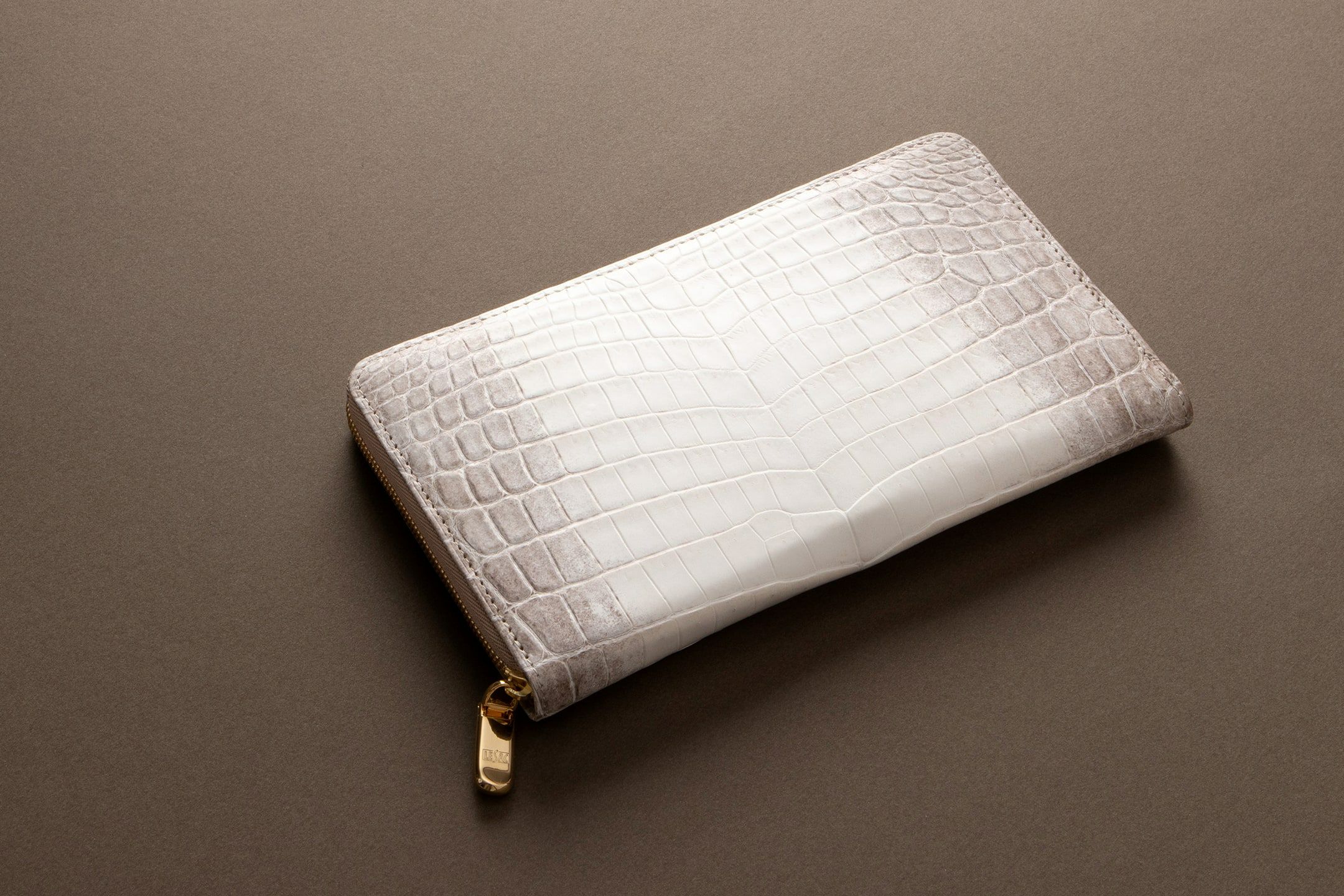 メンズのクロコダイル財布でおすすめカラーはホワイトのヒマラヤクロコダイルです