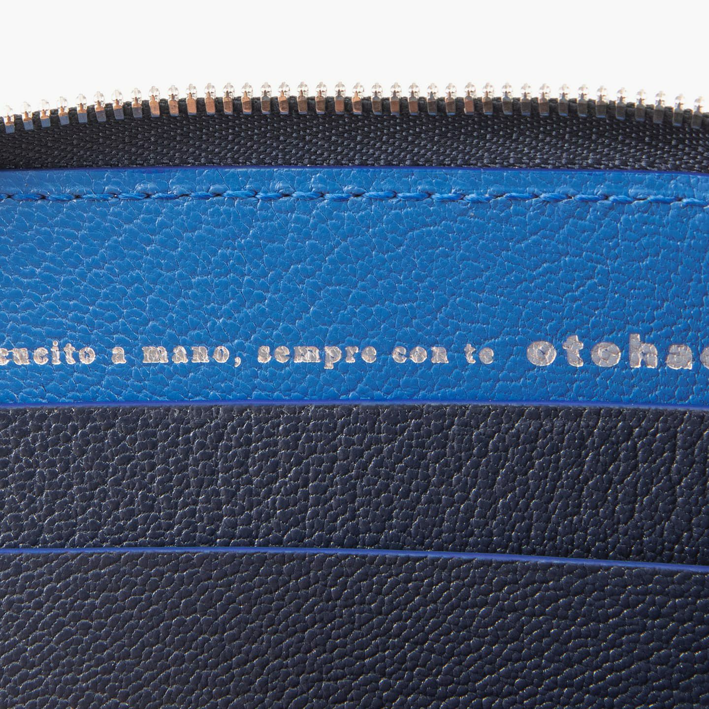 外装（シェーブル）：Sky(Denim)、内装＆引き手（シェーブル）：Navy(Marine)、糸色：外装と同系色、ファスナーテープ：内装と同系色、ファスナー：Silver（刻印カラーも同じ）