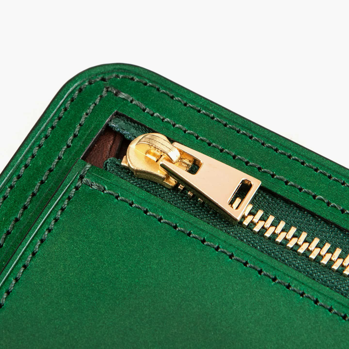 外装（コードバン）：Green、内装（リベルソ）：Dark Brown、ファスナー＆引き手：Gold　※ファスナーテープ＆糸色は、外装と同系色となります。