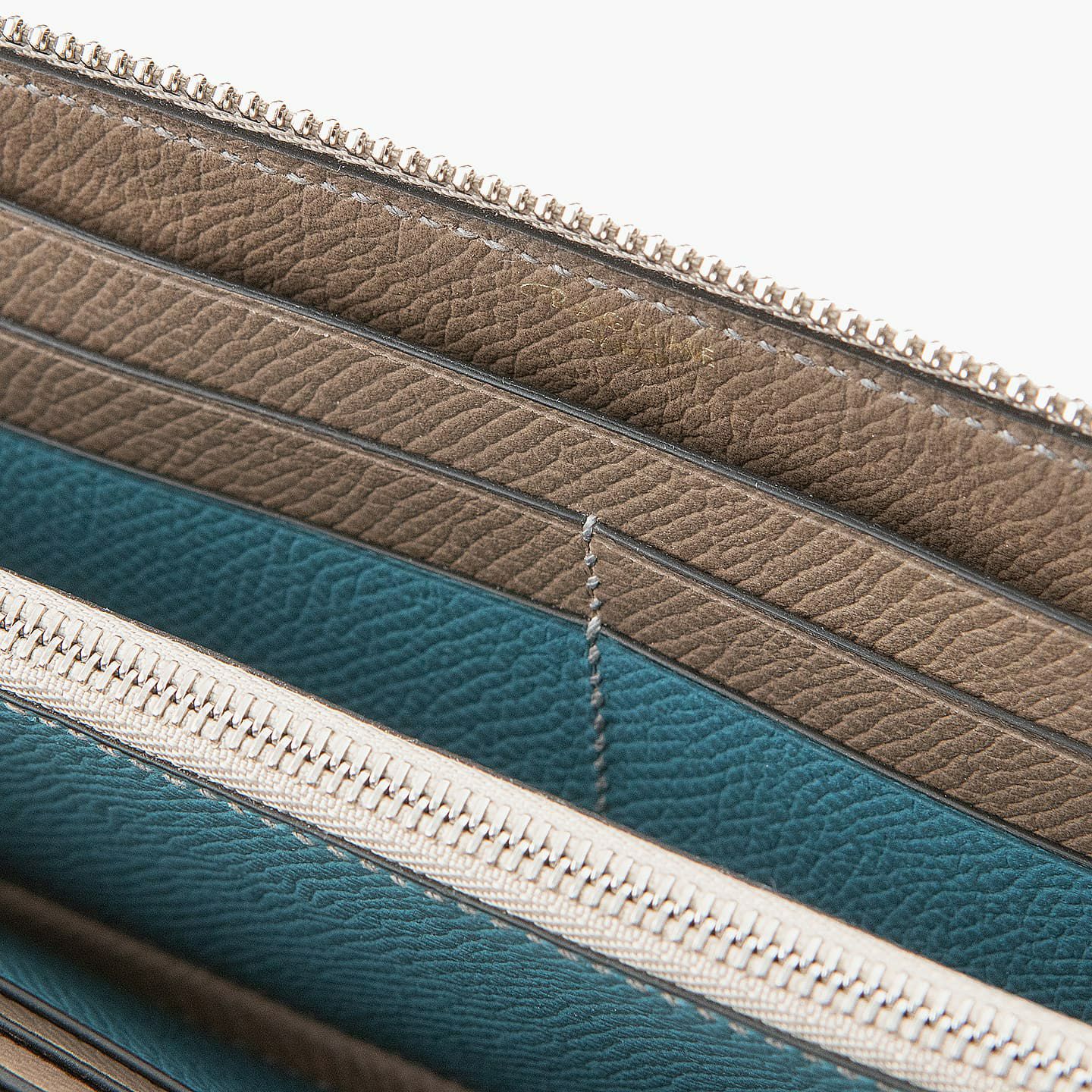 外装（ダービー）：Jeans Blue、内装 カード段上（ダービー）：Etain、内装（ダービー）：外装（ダービー）と同色、糸色：Seagul Ash、ファスナー 金具：Silver ／ テープ：Tourterelle