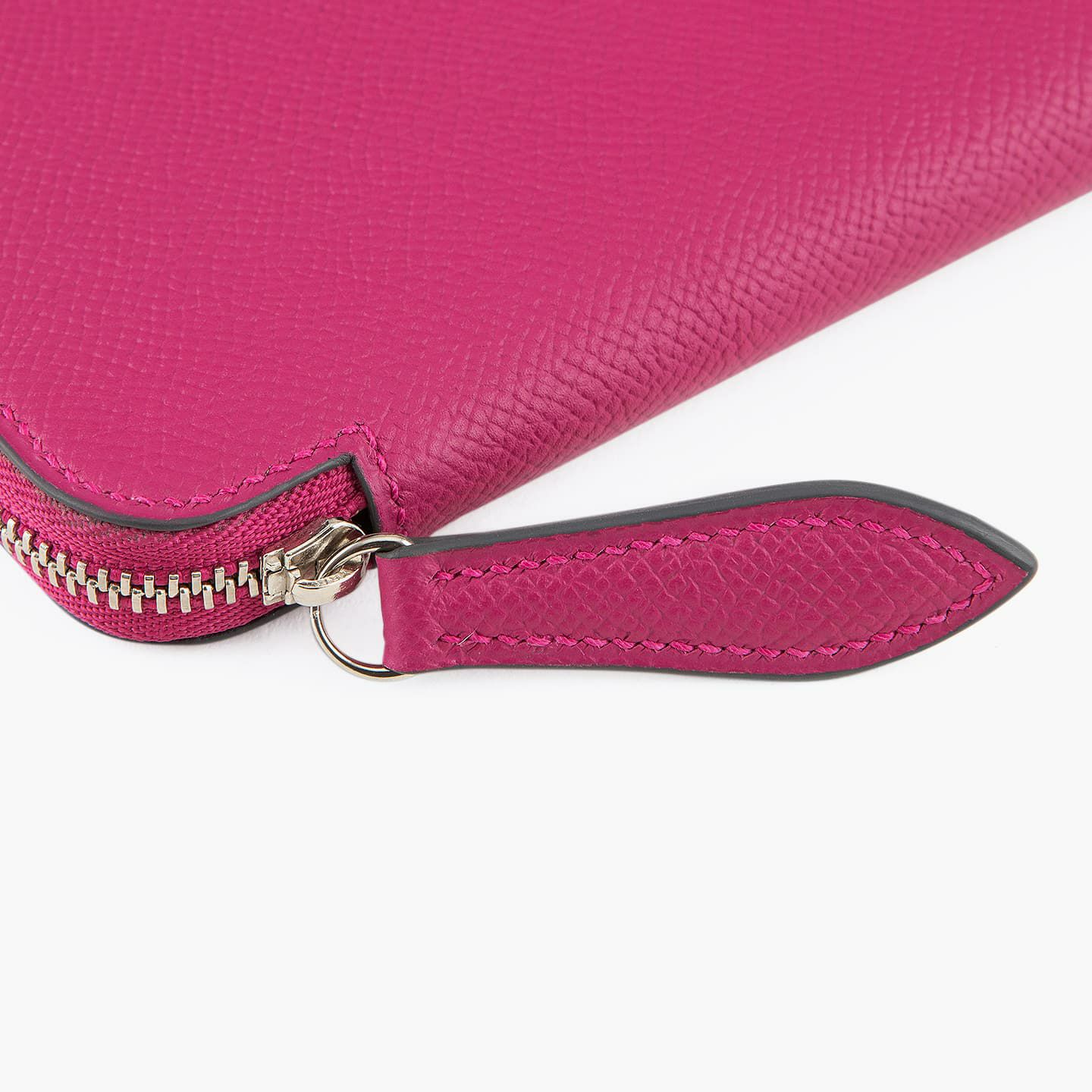 外装（ダービー）：Fuchsia、内装 カード段上（ダービー）：Tourterelle、内装（ダービー）：外装（ダービー）と同色、糸色：Magenta、ファスナー 金具：Silver ／ テープ：Fuchsia Pink