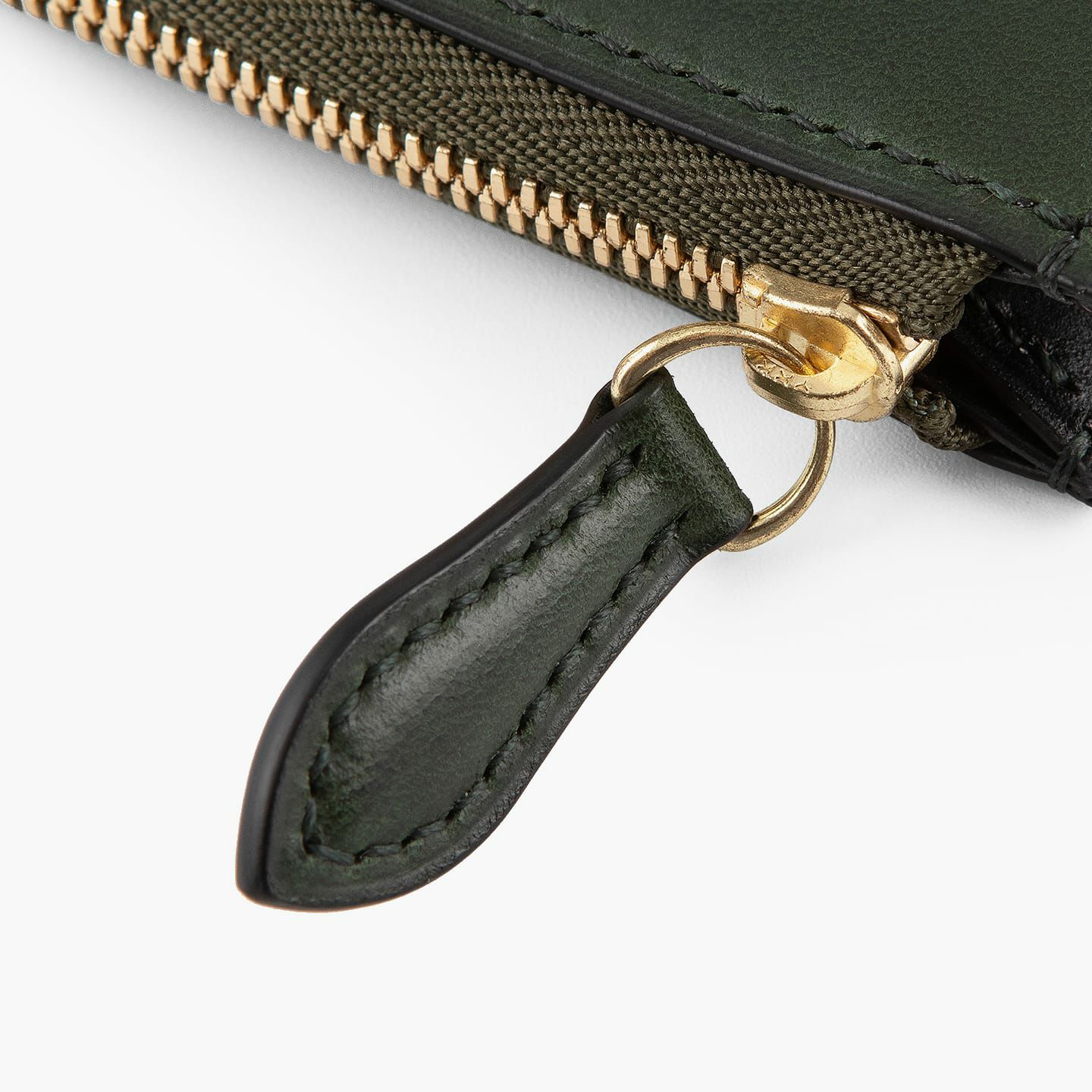 外装＆内装コインポケット（イングラサット）：Green、内装（イングラサット）：Black、糸色：外装＆内装コインポケットと同系色、ファスナー：Gold