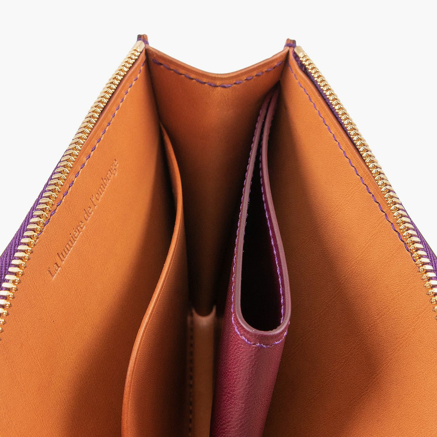 外装＆内装コインポケット（イングラサット）：Purple、内装（イングラサット）：Tan、糸色：外装＆内装コインポケットと同系色、ファスナー：Gold