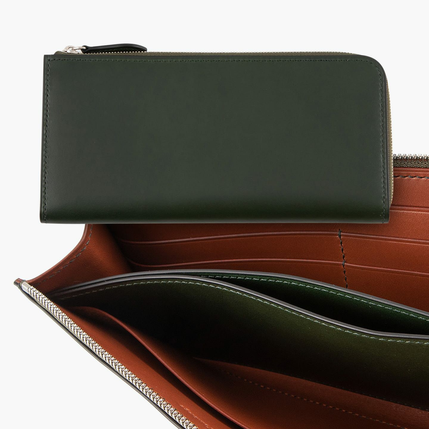 装＆内装コインポケット（イングラサット）：Green、内装（イングラサット）：Red Brown、糸色：外装＆内装コインポケットと同系色、ファスナー：Silver、引き手：外装と同じ革