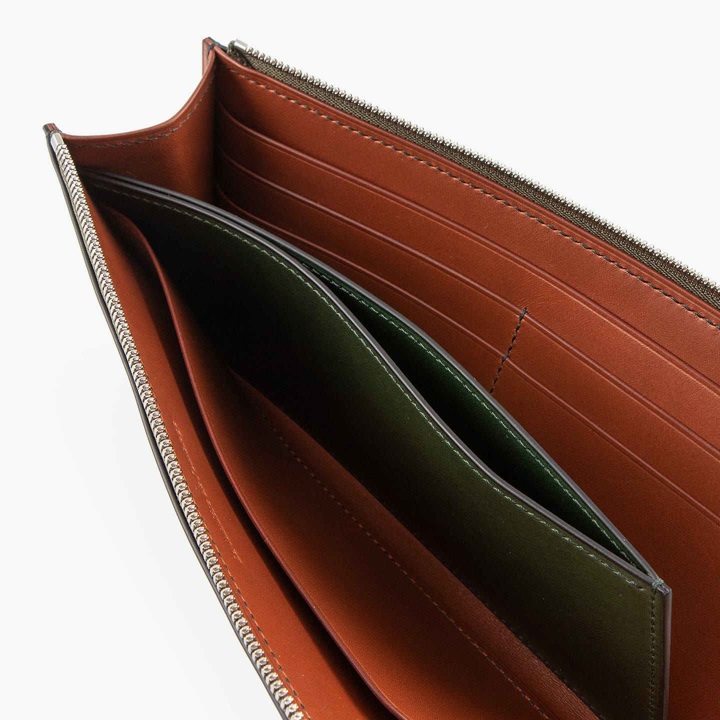 装＆内装コインポケット（イングラサット）：Green、内装（イングラサット）：Red Brown、糸色：外装＆内装コインポケットと同系色、ファスナー：Silver