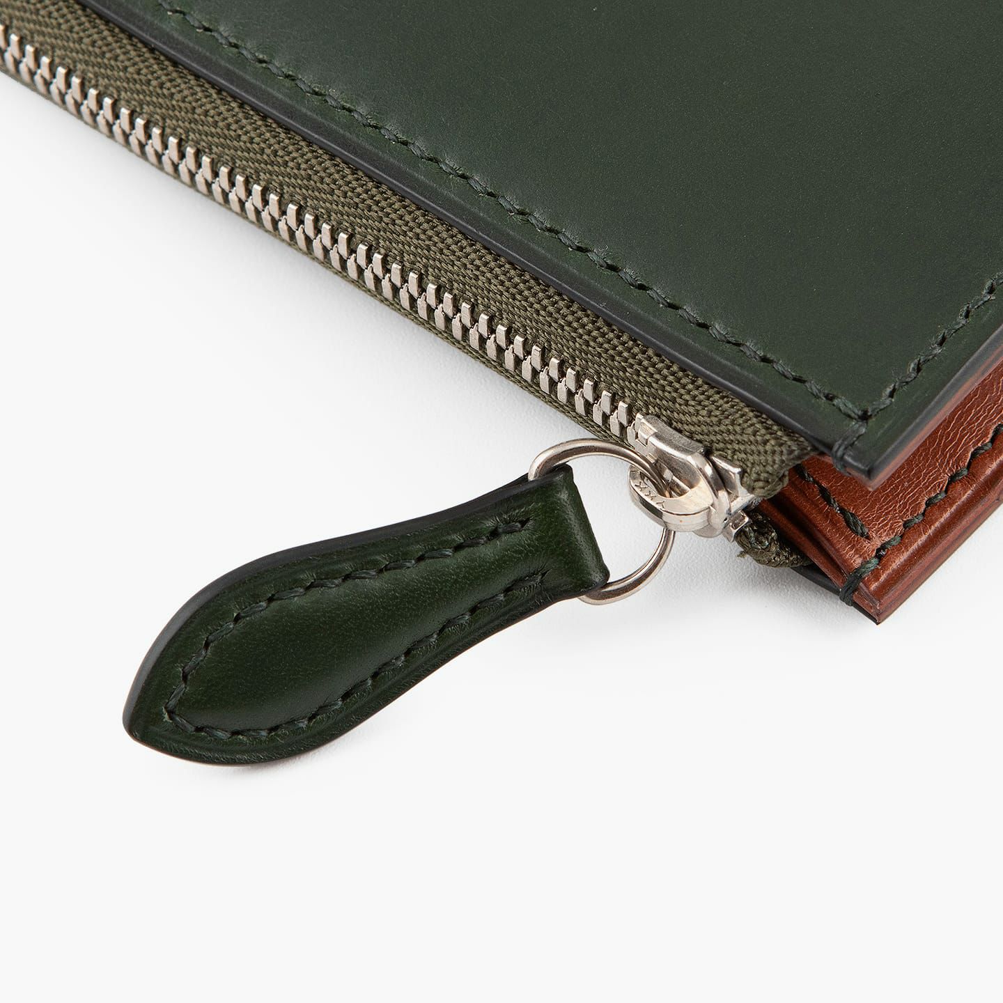 装＆内装コインポケット（イングラサット）：Green、内装（イングラサット）：Red Brown、糸色：外装＆内装コインポケットと同系色、ファスナー：Silver