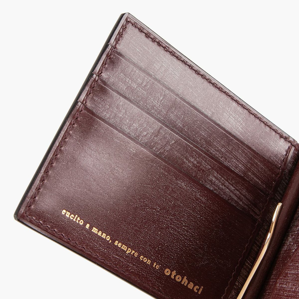 外装表面（コードバン）：Choco、外装背面・内装（ブライドル）：Wine、金具：Gold、小銭入れ（外装背面）：有