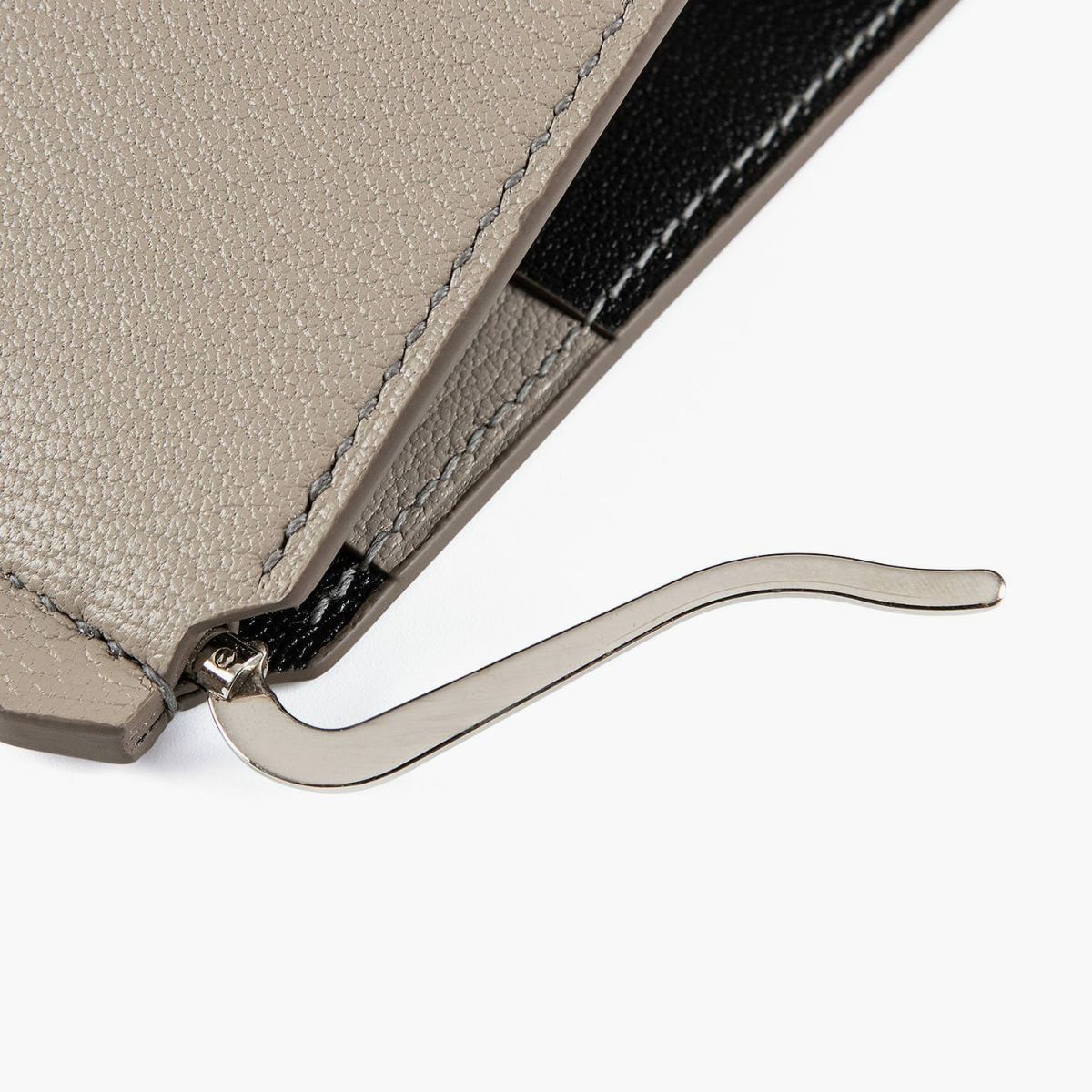 外装（シェーブル）：Beige、内装（シェーブル）：Black(Noir)、糸・コバ・ファスナーテープ色：外装と同系色、金具：Silver、小銭入れ（外装背面）：無