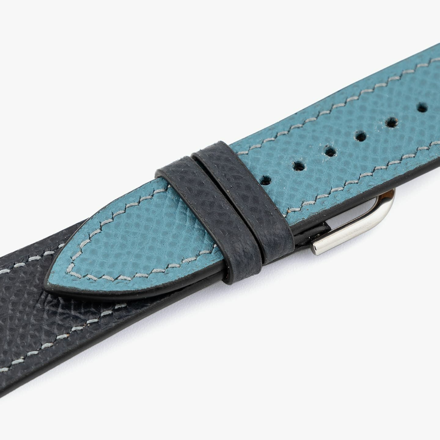 Apple Watch ケースサイズ：38 - 41、腕周りサイズ：SM、表面 親（ダービー）：Navy Blue、糸色（親）：Seagul Ash、定遊革（ダービー）：Navy Blue、表面 剣先（ダービー）：Jeans Blue、糸色（剣先）：Mouse Gray、アダプター ＆ 尾錠：Silver