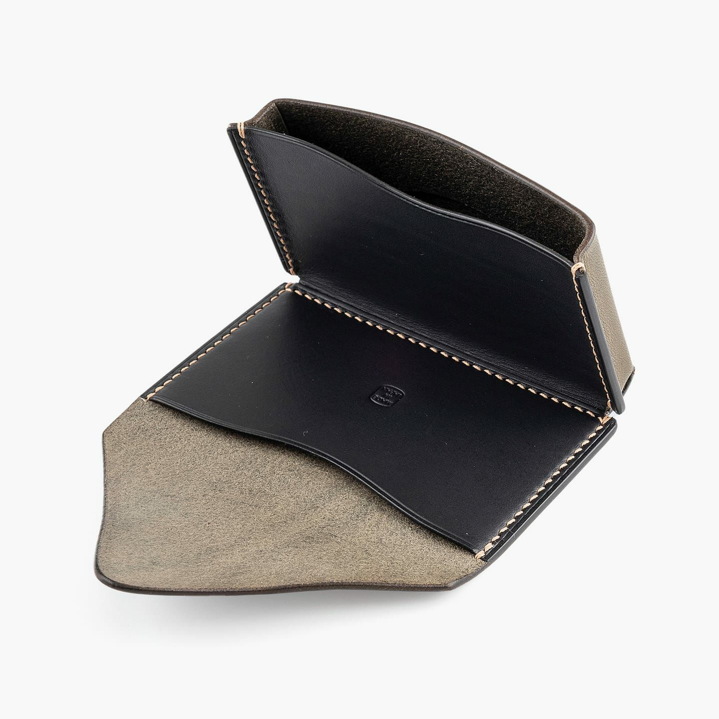 インナーポケット：1つ（標準）、外装（リスシオ）：Grigio、内装装飾（リスシオ）：Black、糸色：Khaki