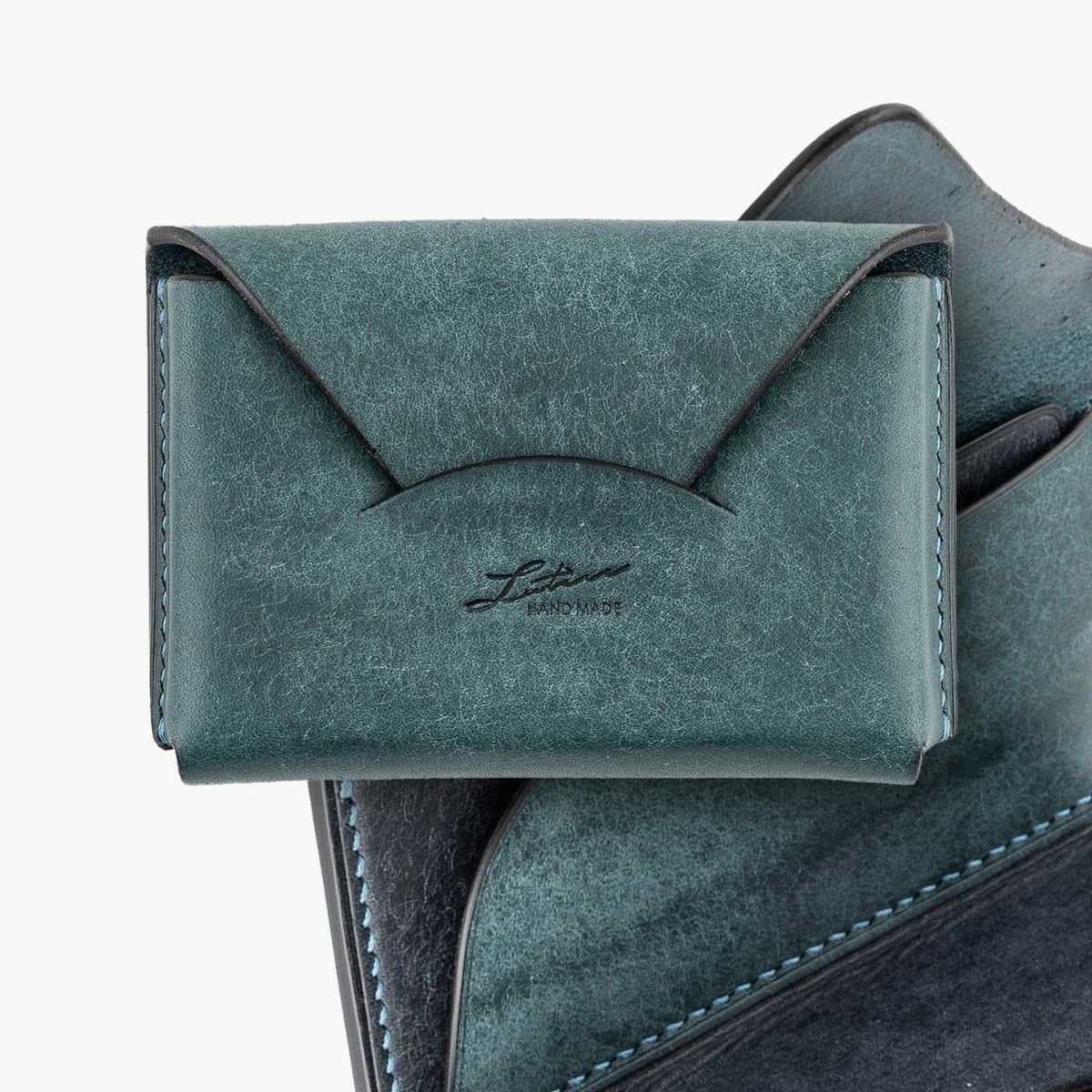 インナーポケット：2つ（スリット仕様）、外装（プエブロ）：Petrolio、内装装飾（プエブロ）：Navy、糸色：Lake Blue