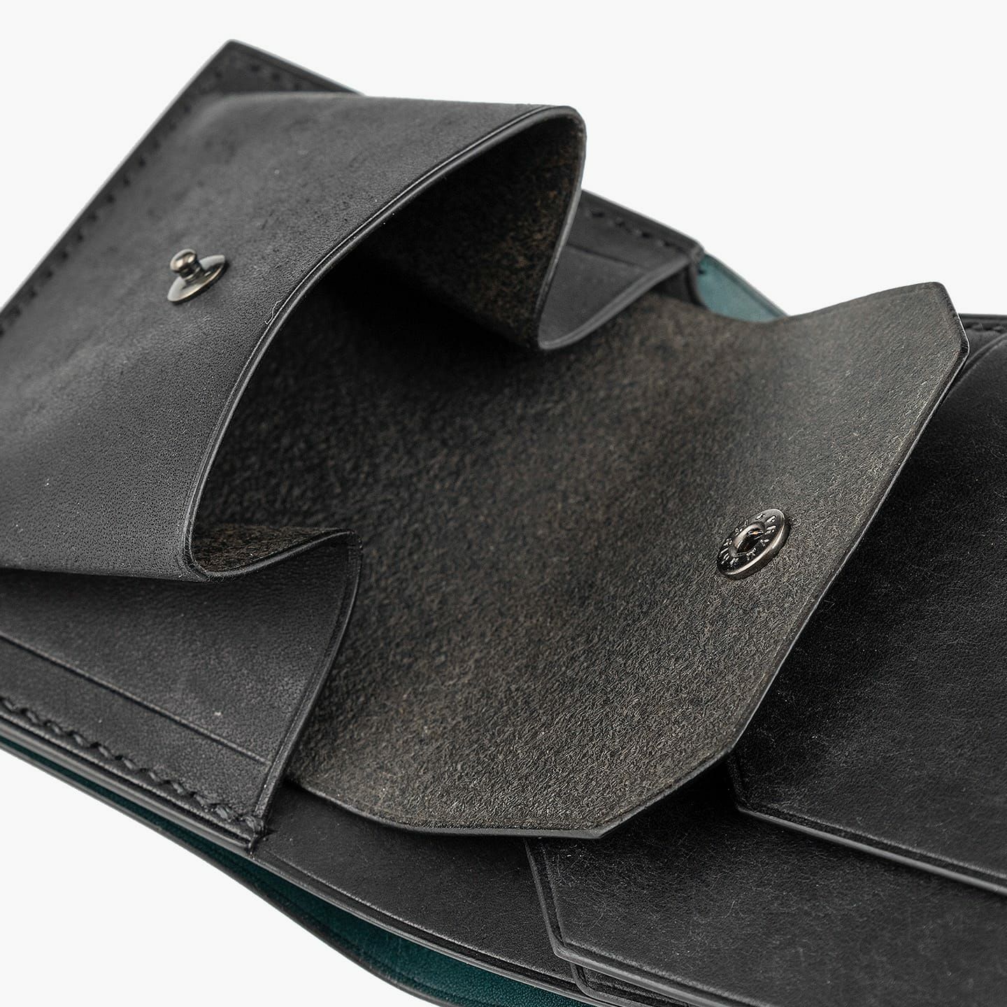 外装（リスシオ）：Black、内装（プエブロ）：Black、札入れ（リスシオ）：Hortensia、ホック：Black、糸色：Black　<br>※コインケースのマチ部分には、内側の折れ目に沿って補強ステッチが入る最新仕様となります。