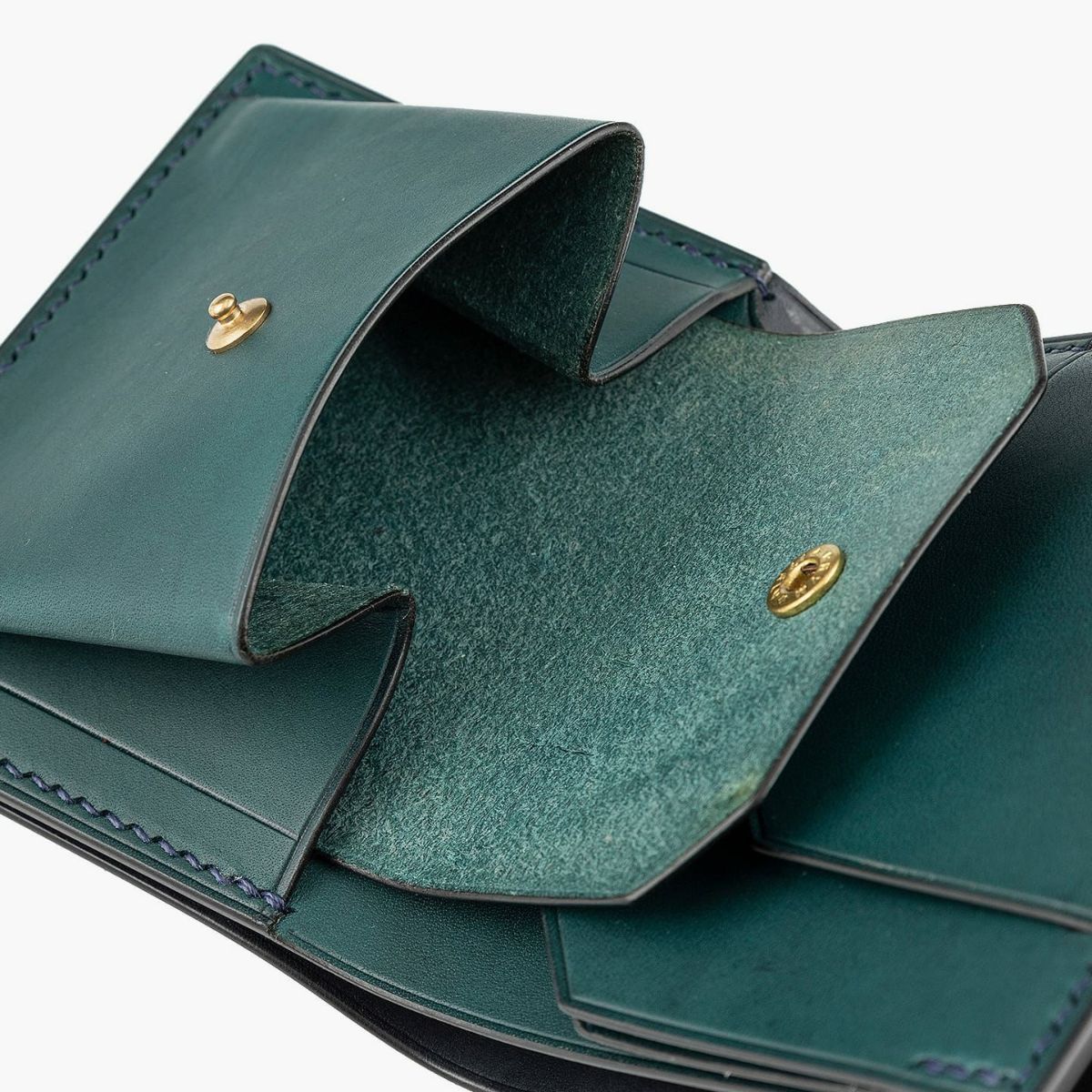 外装（プエブロ）：Perrolio、内装（リスシオ）：Hortensia、札入れ（リスシオ）：Navy、ホック：Gold、糸色：Navy <br>※コインケースのマチ部分には、内側の折れ目に沿って補強ステッチが入る最新仕様となります。