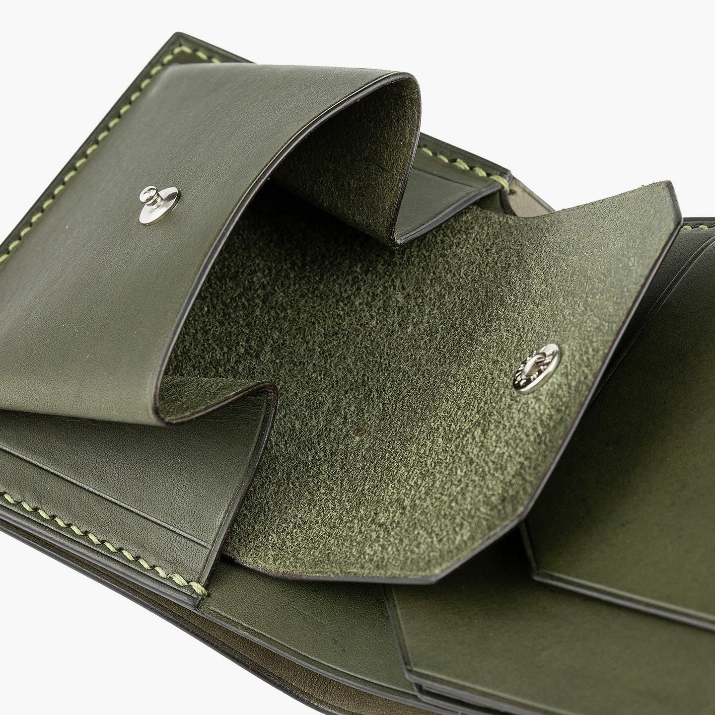 外装（プエブロ）：Oliva、内装（リスシオ）：Oliva、札入れ（リスシオ）：Grigio、ホック：Silver、糸色：Oliva　<br>※コインケースのマチ部分には、内側の折れ目に沿って補強ステッチが入る最新仕様となります。