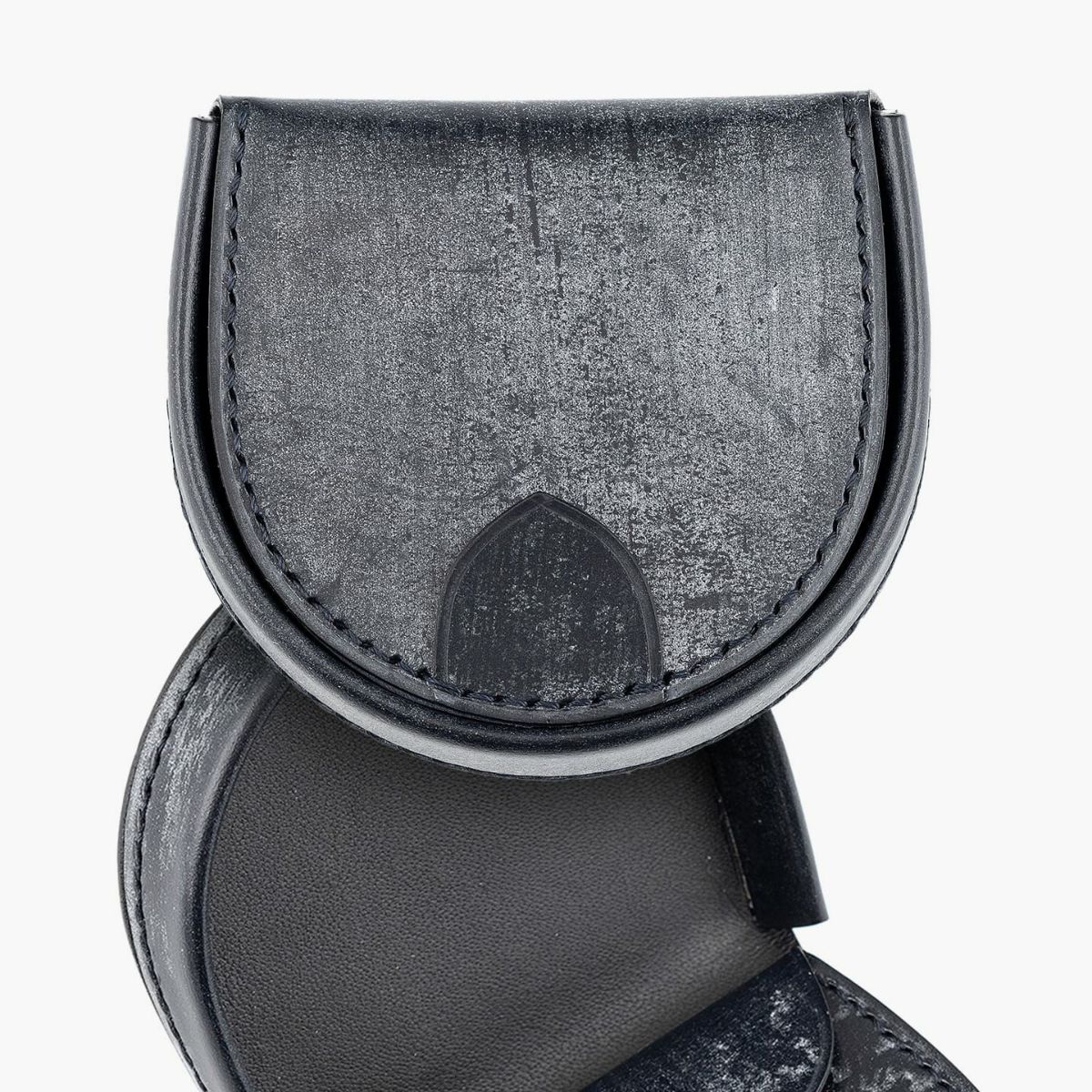 外装（ブライドル）：Navy、裏地（国産羊革）：Black、ロゴ刻印：箔押し【Silver】