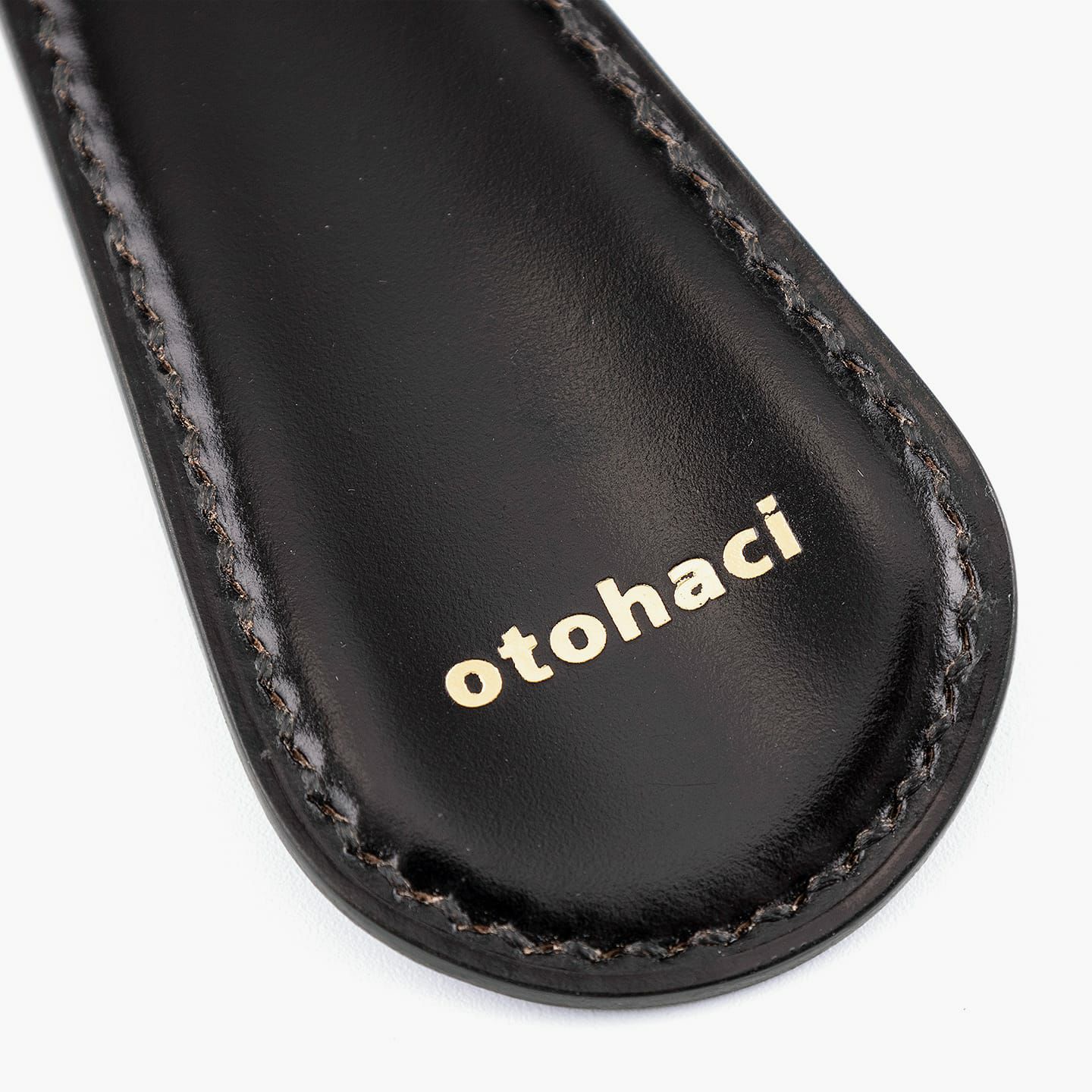 表面ロゴ側（コードバン）：Black、裏面（ブライドル）：Hazel、糸色：表面（コードバンと同系色）、ロゴ刻印：有り