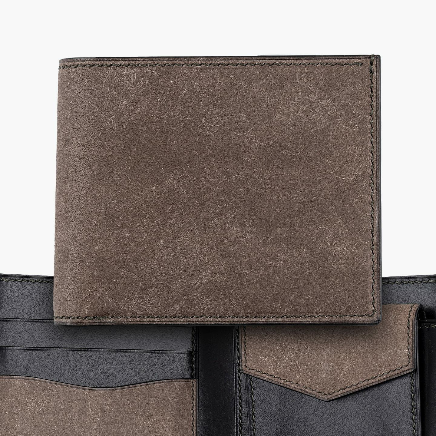 外装＆内装装飾（マルゴー）：Gray、内装（イングラサット）：Black、糸色：Moss Green