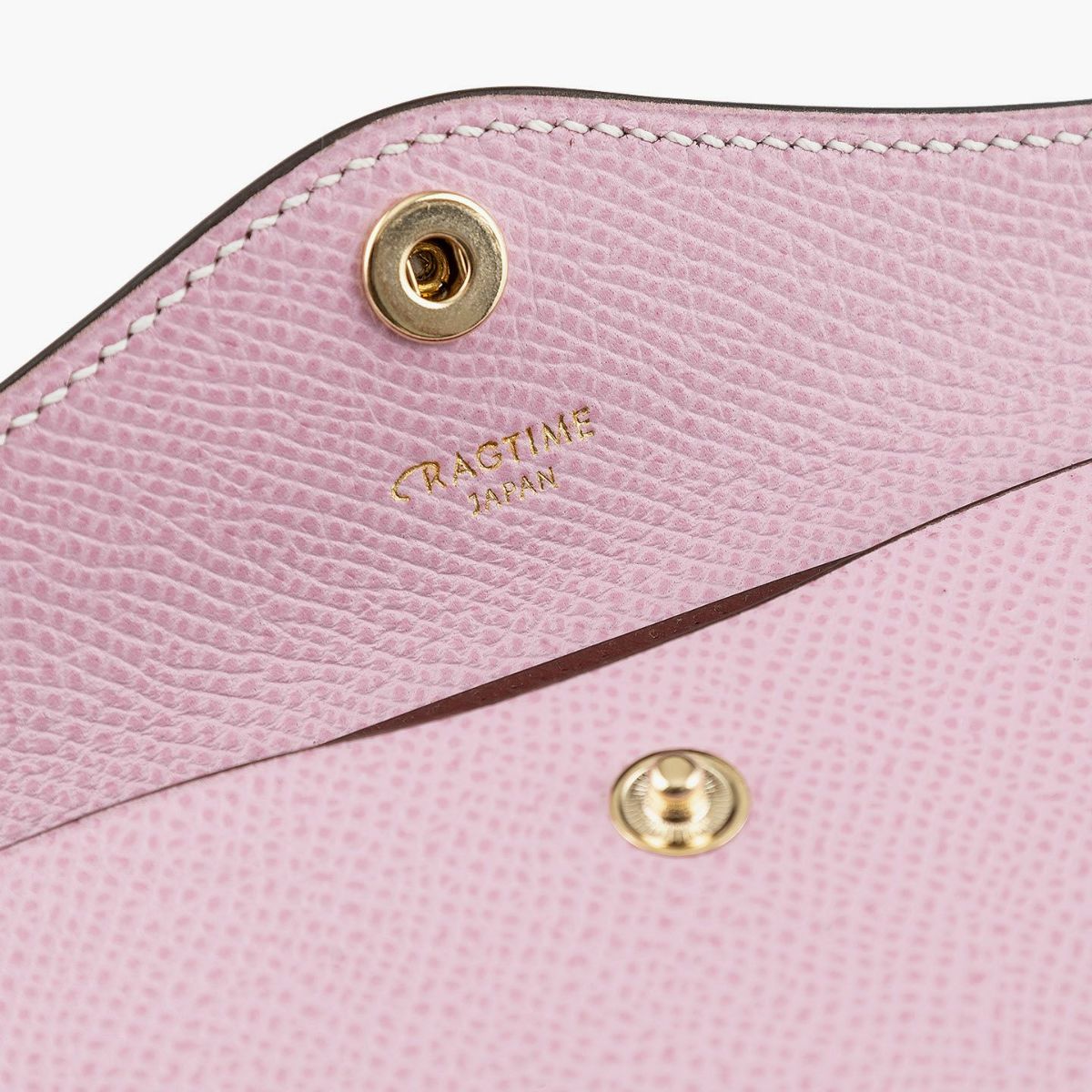 外装（ダービー）：Mauve Pink、内装装飾（ダービー）：Rouge Brique、糸色：White 、金具 & ロゴ箔押し：Gold