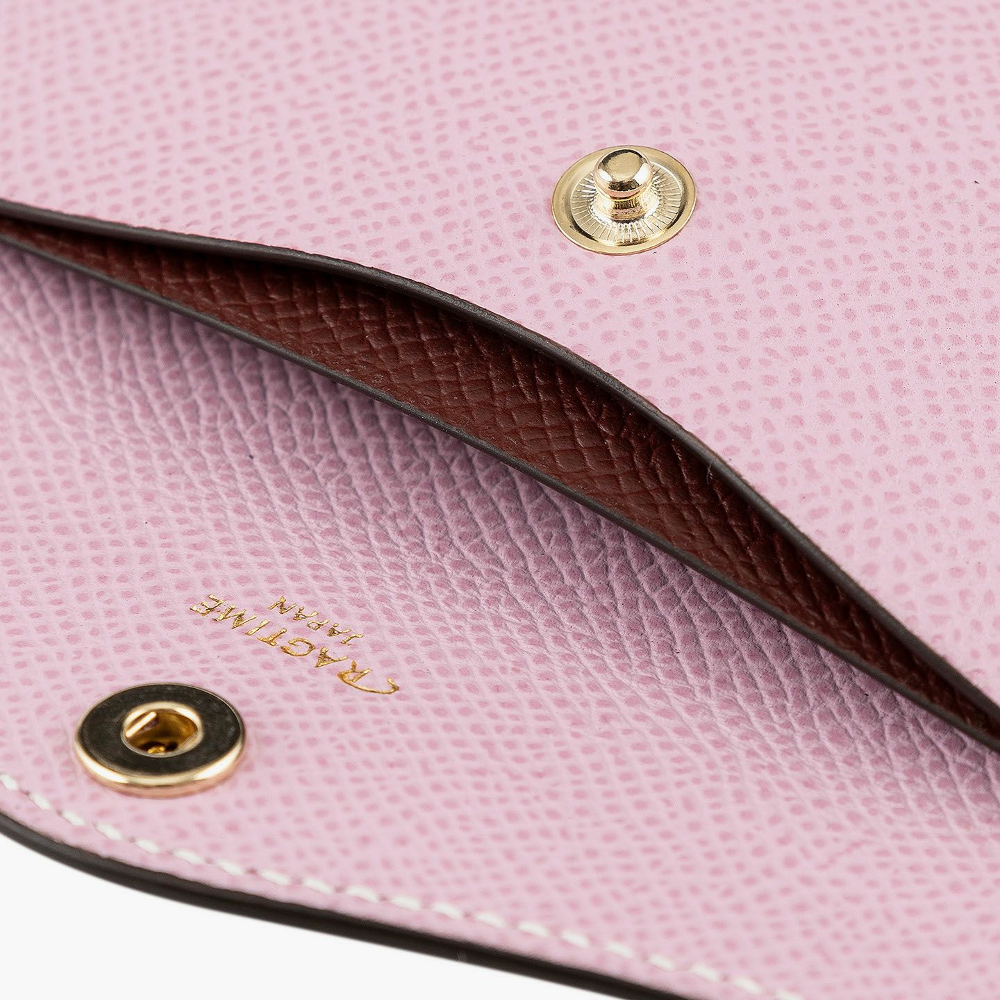 外装（ダービー）：Mauve Pink、内装装飾（ダービー）：Rouge Brique、糸色：White 、金具 & ロゴ箔押し：Gold