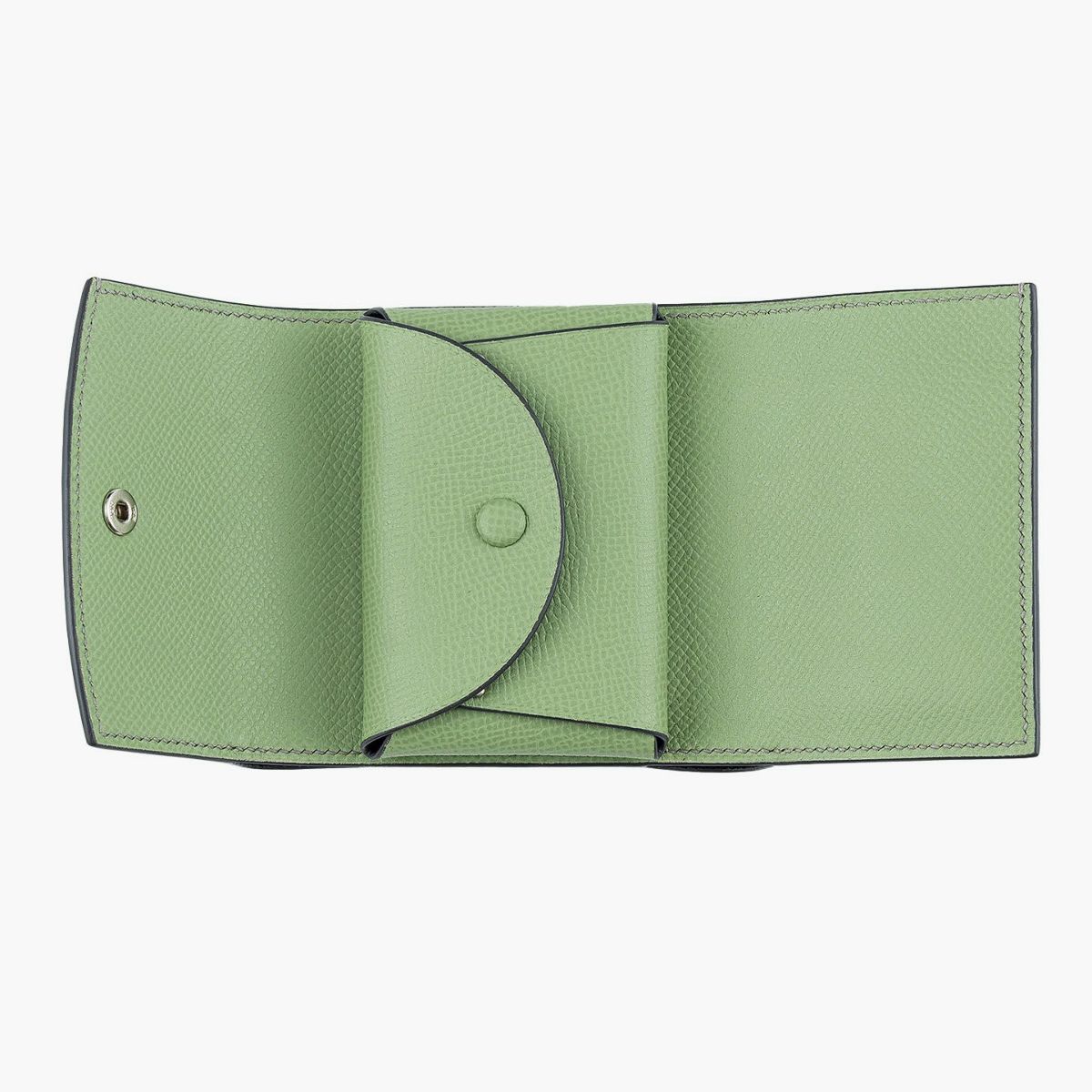 開き勝手：左勝手（右側が開く）、Color（ダービー）：Pistach、裏地（ダービー）：Noir、糸色：Seagul Ash、金具 & ロゴ箔押し：Silver