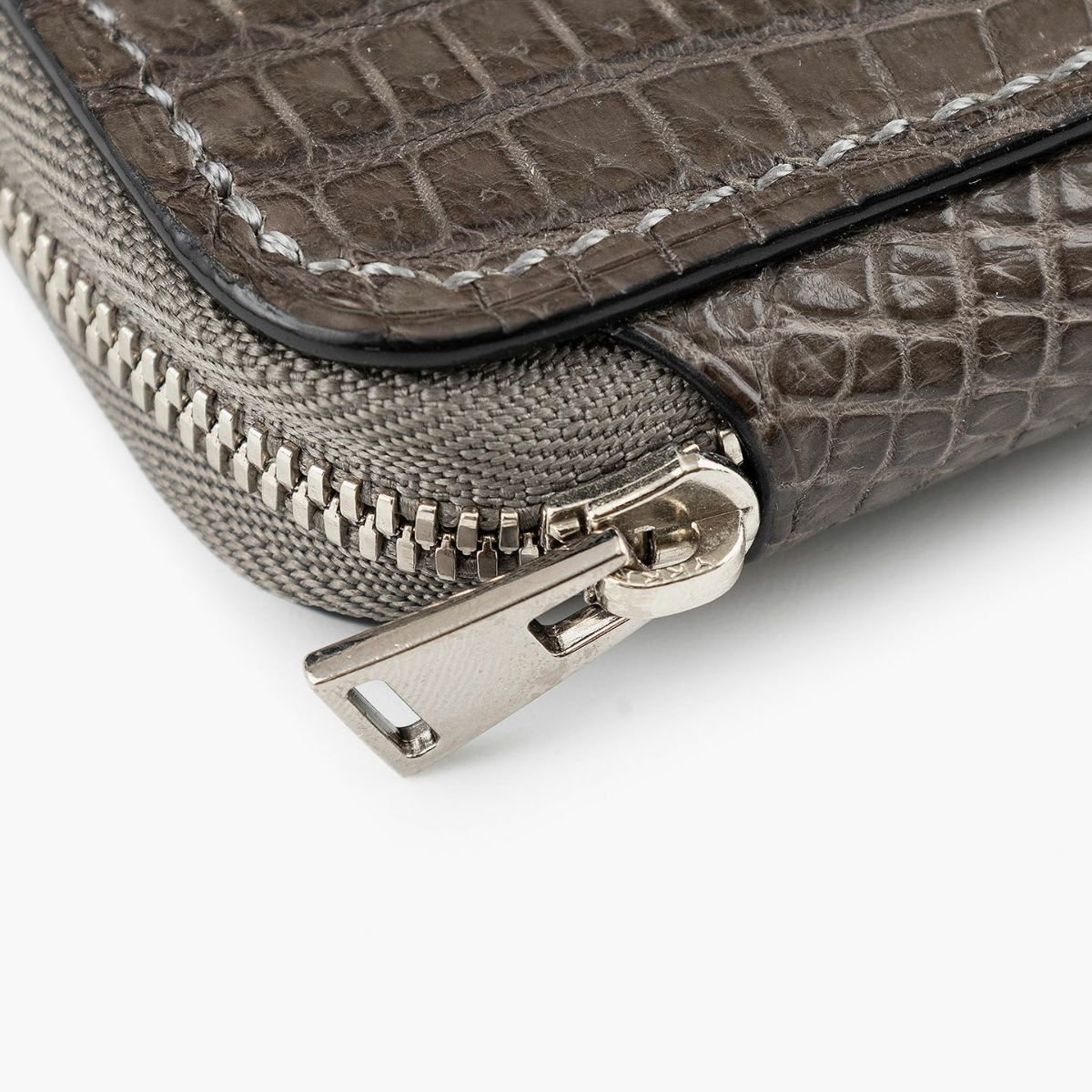 外装（ポロサス）：Gray、内装（ドーフィン）：Oyster Gray、ファスナー ＆ 引き手 ＆ ロゴ刻印：Silver