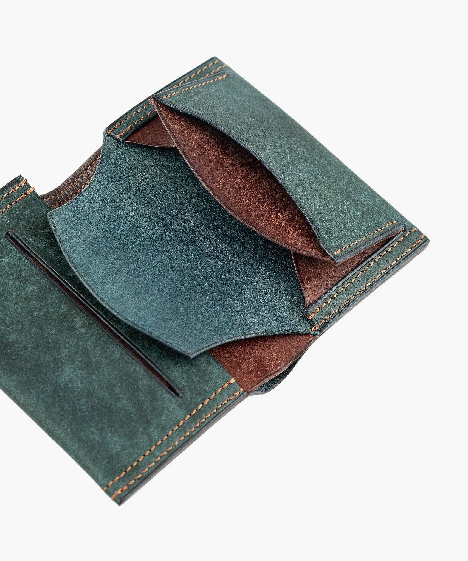 外装（プエブロ）：Petrolio、内装装飾（プエブロ）：Tabacco、糸色：Brown