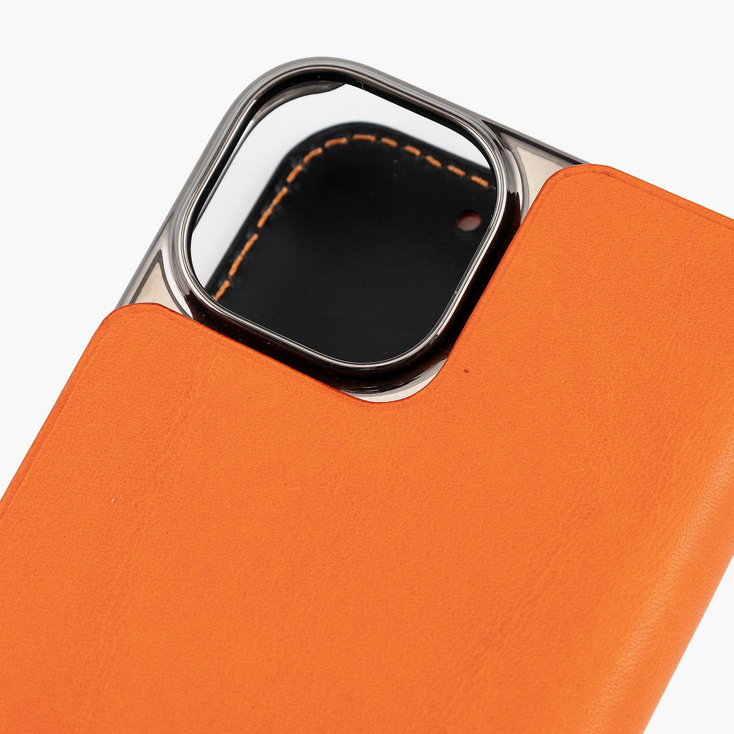 iPhone 15、外装（ブッテーロ）：Orange、内装（ブッテーロ）：Black、フラップ無 ／ Dカン無