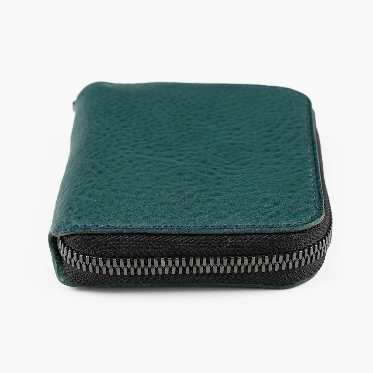 外装（ミネルバ・B）：Hortensia、内装（ブッテーロ）：Black、ファスナー 金具：Black ＆ テープ：Black、糸色：外装と同系色、内装装飾：有