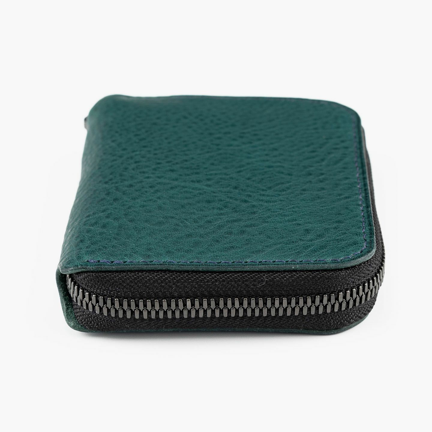 外装（ミネルバ・B）：Hortensia、内装（ブッテーロ）：Black、ファスナー 金具：Black ＆ テープ：Black、糸色：外装と同系色、内装装飾：有