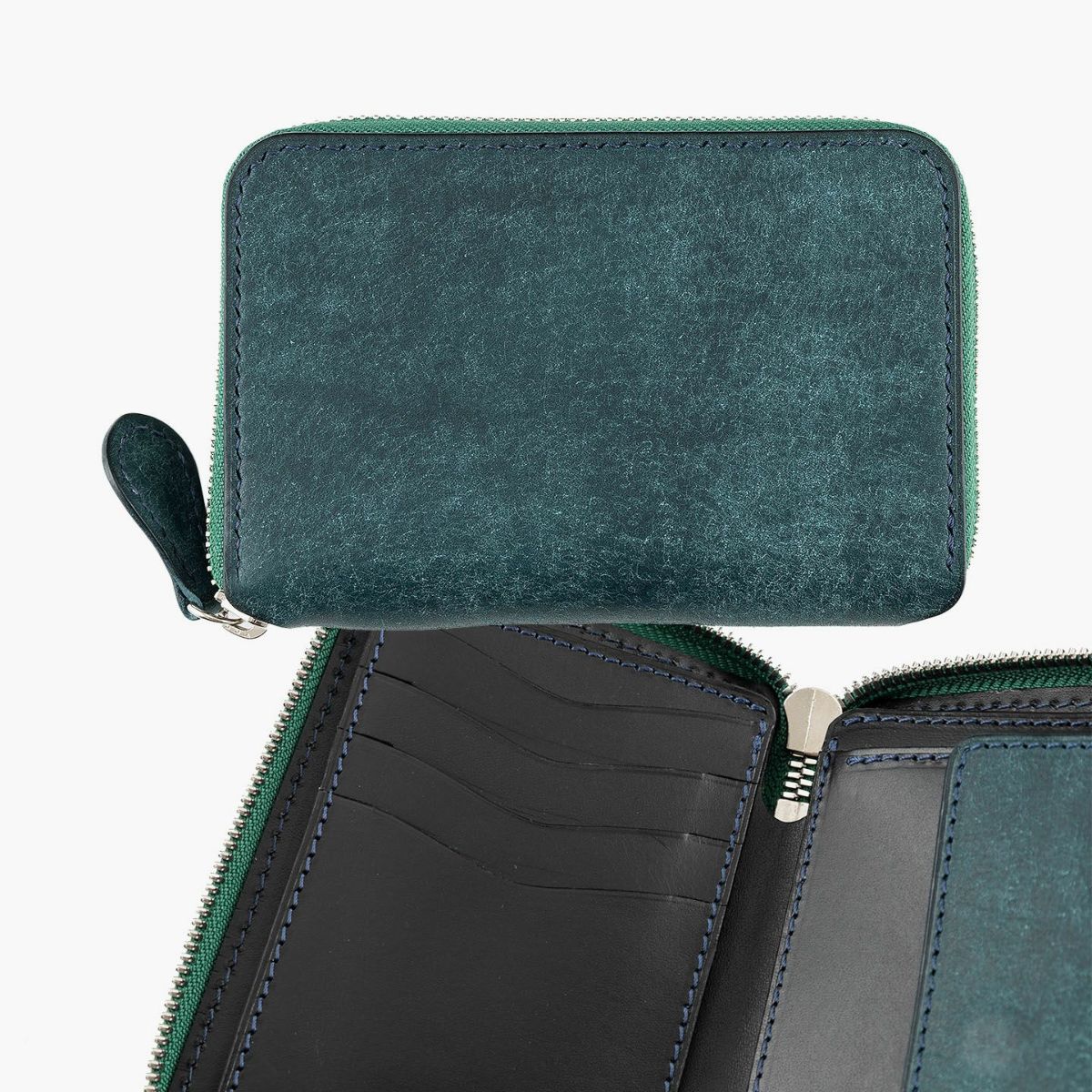 外装（プエブロ）：Petrolio、内装（ブッテーロ）：Black、ファスナー 金具：Silver ＆ テープ：Green、糸色：外装と同系色、内装装飾：有