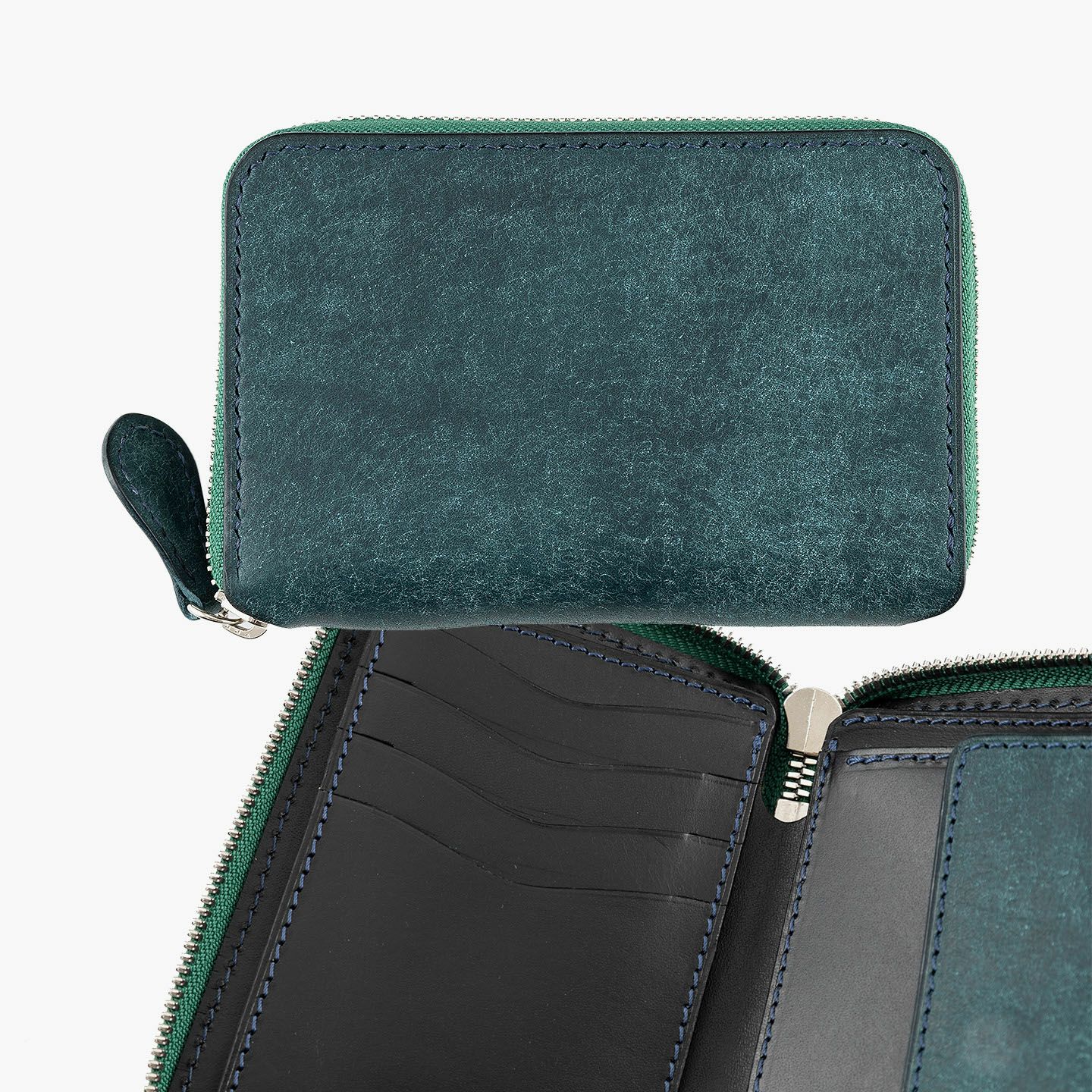 外装（プエブロ）：Petrolio、内装（ブッテーロ）：Black、ファスナー 金具：Silver ＆ テープ：Green、糸色：外装と同系色、内装装飾：有