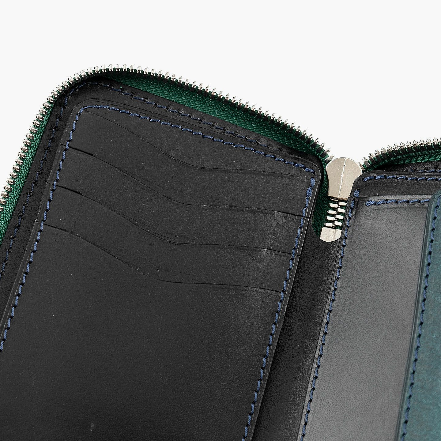 外装（プエブロ）：Petrolio、内装（ブッテーロ）：Black、ファスナー 金具：Silver ＆ テープ：Green、糸色：外装と同系色、内装装飾：有