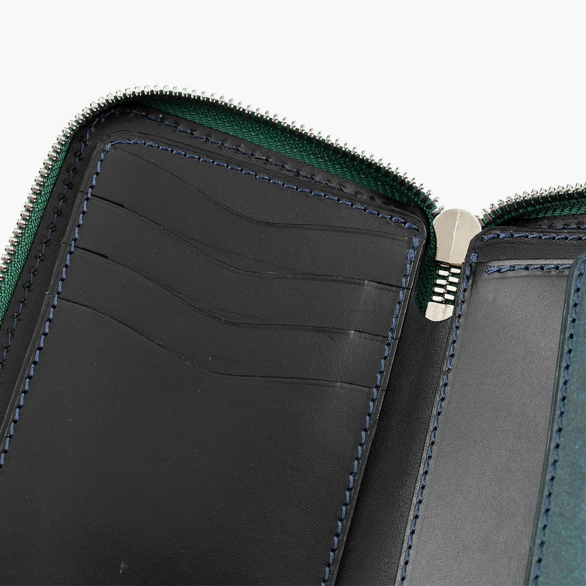 外装（プエブロ）：Petrolio、内装（ブッテーロ）：Black、ファスナー 金具：Silver ＆ テープ：Green、糸色：外装と同系色、内装装飾：有