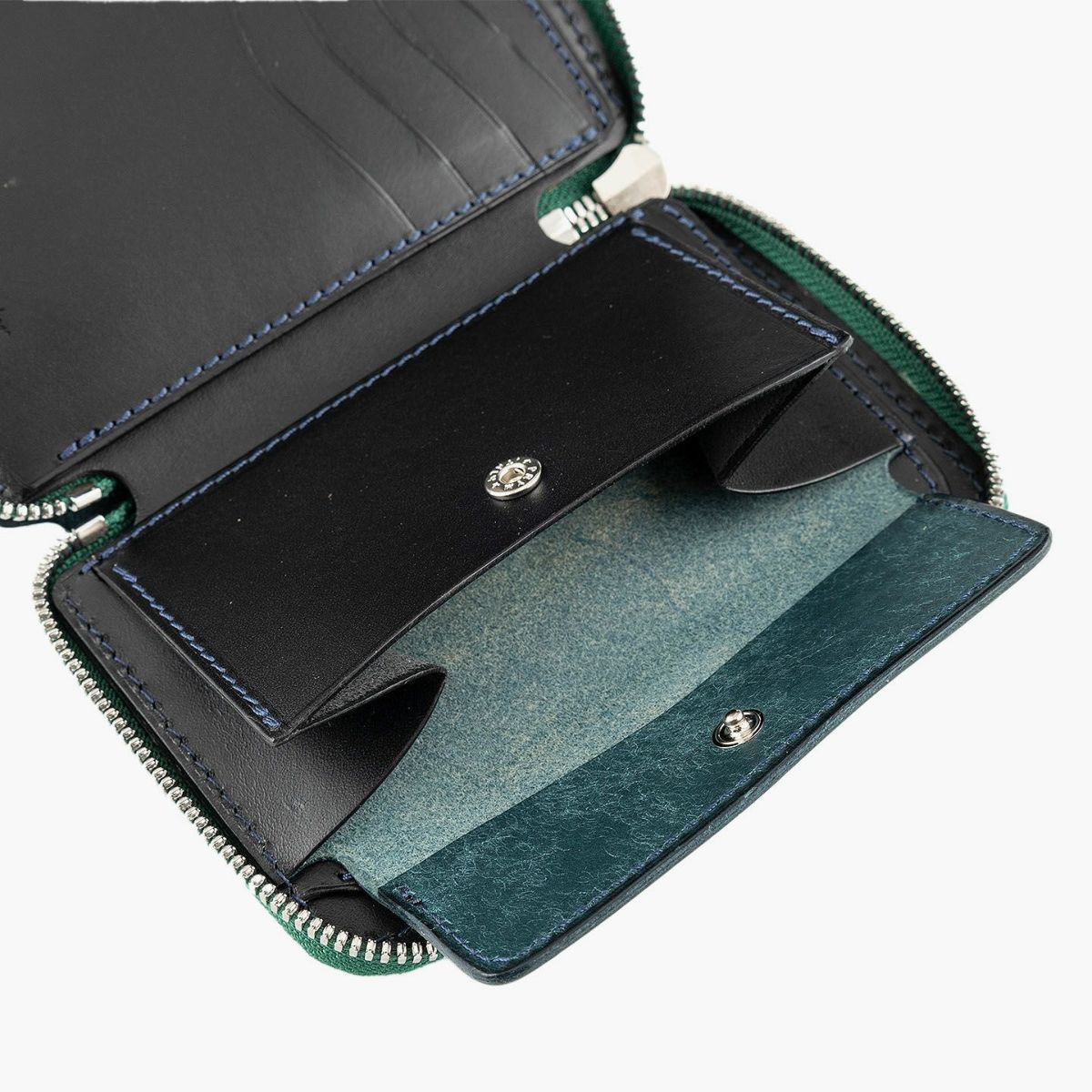 外装（プエブロ）：Petrolio、内装（ブッテーロ）：Black、ファスナー 金具：Silver ＆ テープ：Green、糸色：外装と同系色、内装装飾：有