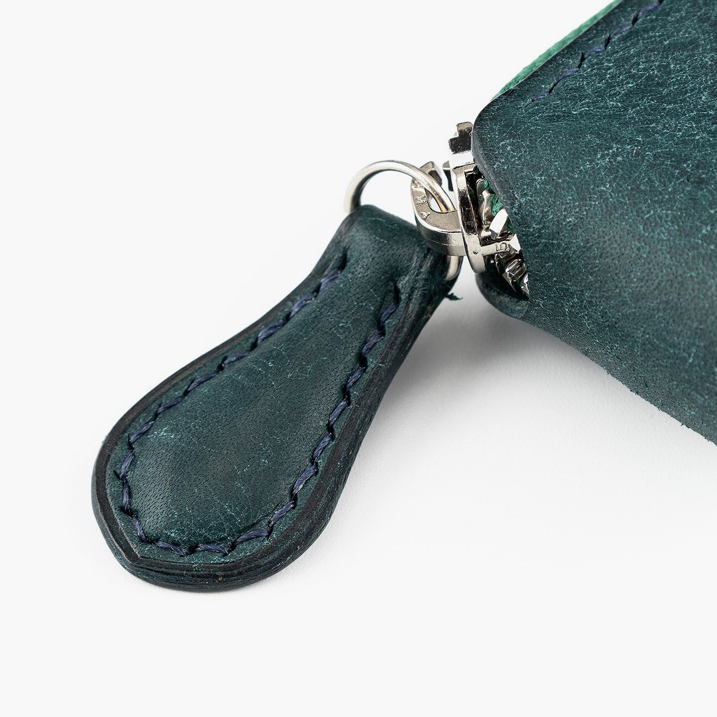 外装（プエブロ）：Petrolio、内装（ブッテーロ）：Black、ファスナー 金具：Silver ＆ テープ：Green、糸色：外装と同系色、内装装飾：有