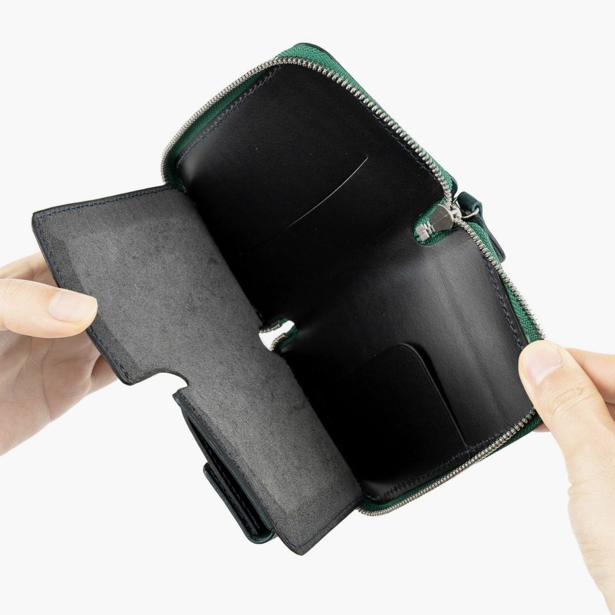 外装（プエブロ）：Petrolio、内装（ブッテーロ）：Black、ファスナー 金具：Silver ＆ テープ：Green、糸色：外装と同系色、内装装飾：有