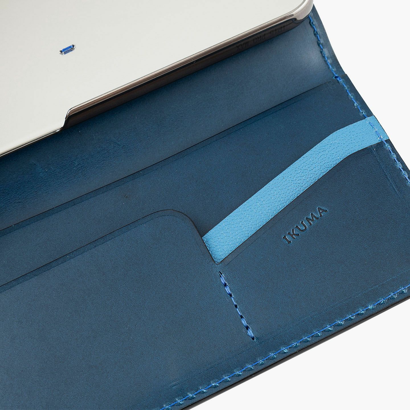 iPhone15 Pro Max、Color（ブッテーロ）：Blue、内装ポケット装飾（シェーブル）：Sky（Denim）、フラップ（マグネット式）：無