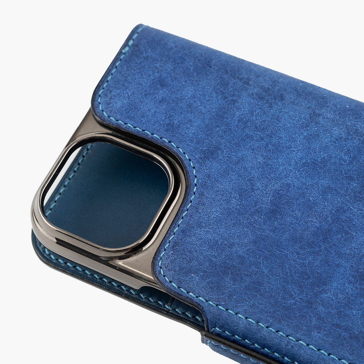 iPhone15 Plus、外装＆内装（マルゴー）：Blue、内装カード段装飾（イングラサット）：Blue、糸色：Lake Blue、フラップ（マグネット式）：有、ブランドロゴ／箔押し【Silver】