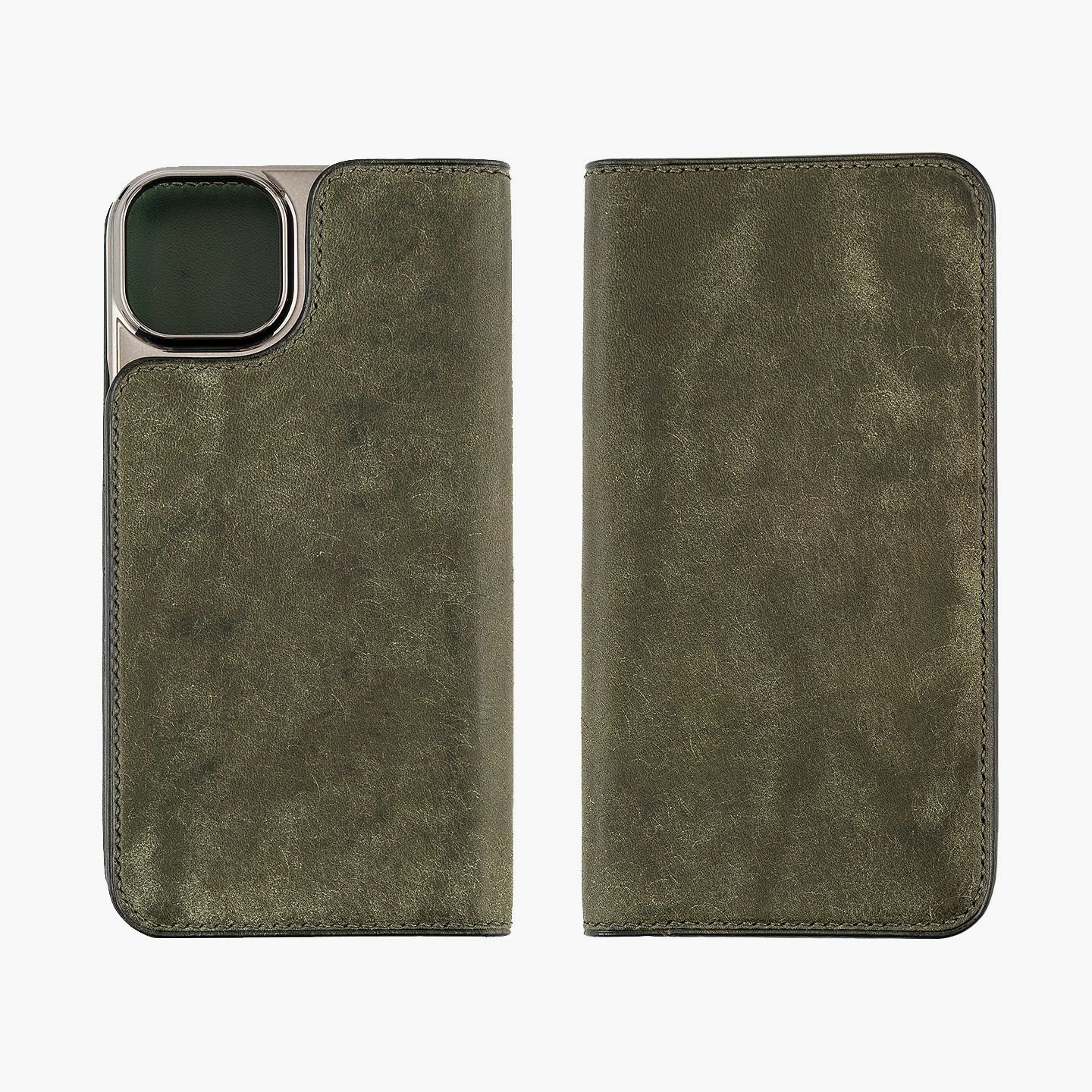 iPhone15 Plus、外装＆内装（マルゴー）：Olive、内装カード段装飾（イングラサット）：Green、糸色：Moss Green、フラップ（マグネット式）：無、ブランドロゴ／素押し