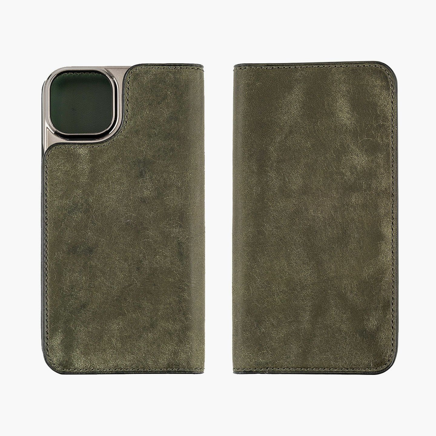 iPhone15 Plus、外装＆内装（マルゴー）：Olive、内装カード段装飾（イングラサット）：Green、糸色：Moss Green、フラップ（マグネット式）：無、ブランドロゴ／素押し