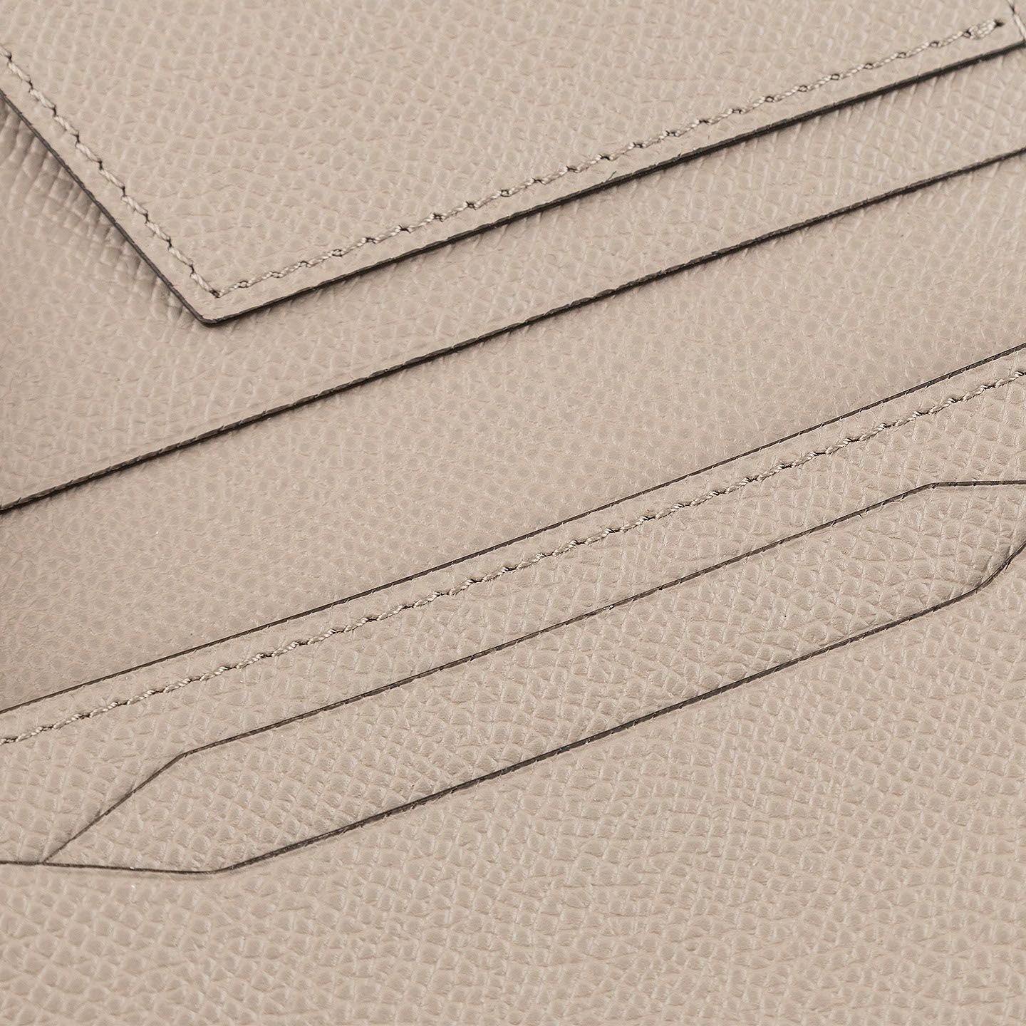 外装（ダービー）：Tourterelle、内装（ダービー）：Tourterelle、ブランドロゴ刻印（箔押し）：Silver