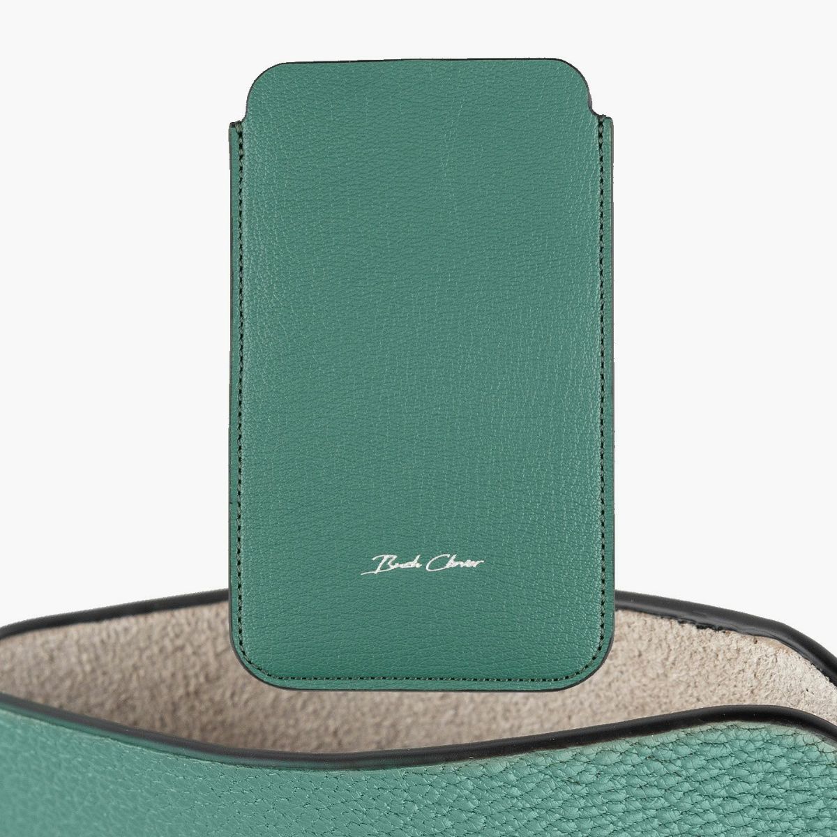 iPhone 15 Pro、外装（シェーブル）：Sapan